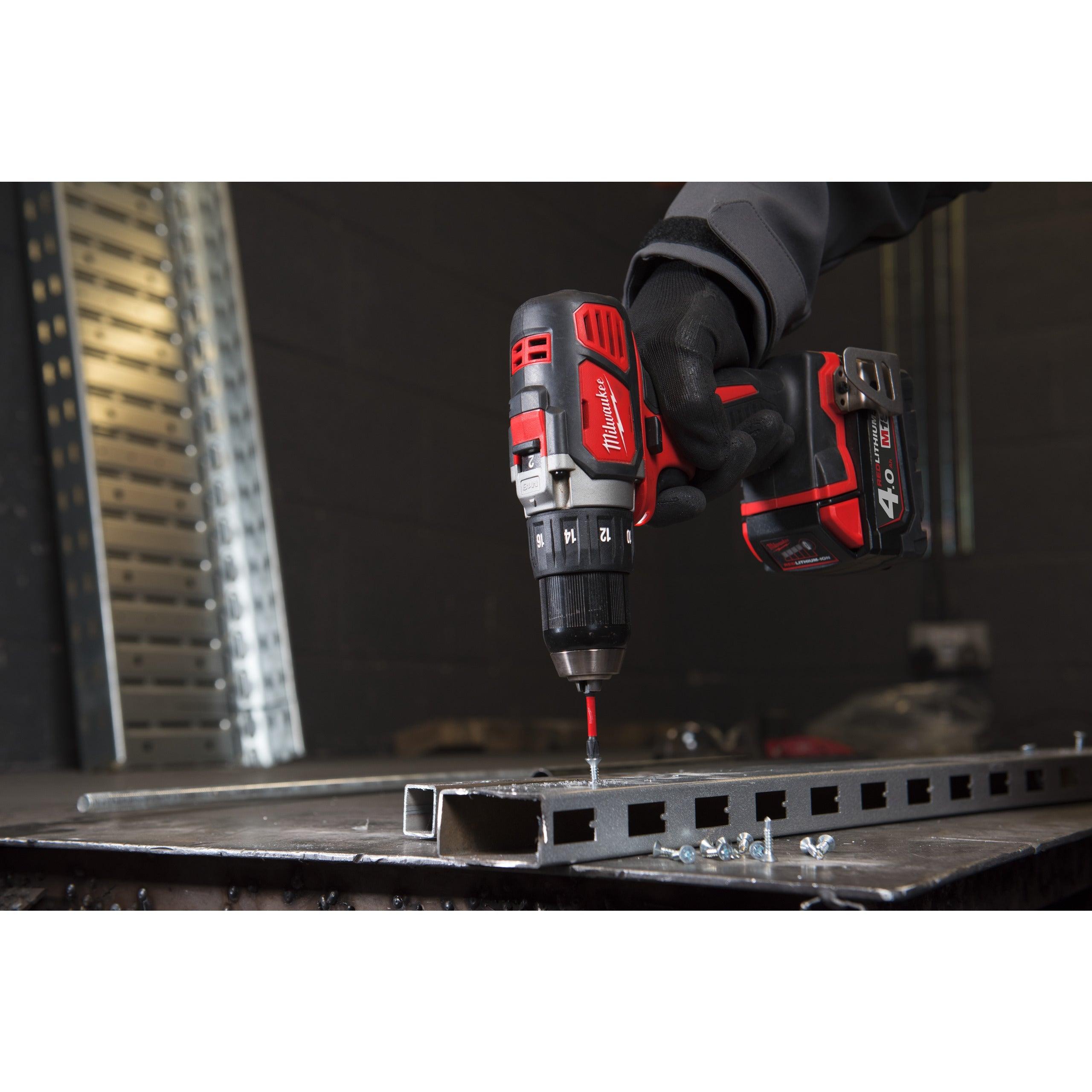 Mașină de găurit compactă M18™ Milwaukee M18BDD-402C, cod 4933443565, 2 x M18 B4 acumulator, M12-18 C încărcător, cutie plastic - BIG STORE (Dynamic Tools SRL)