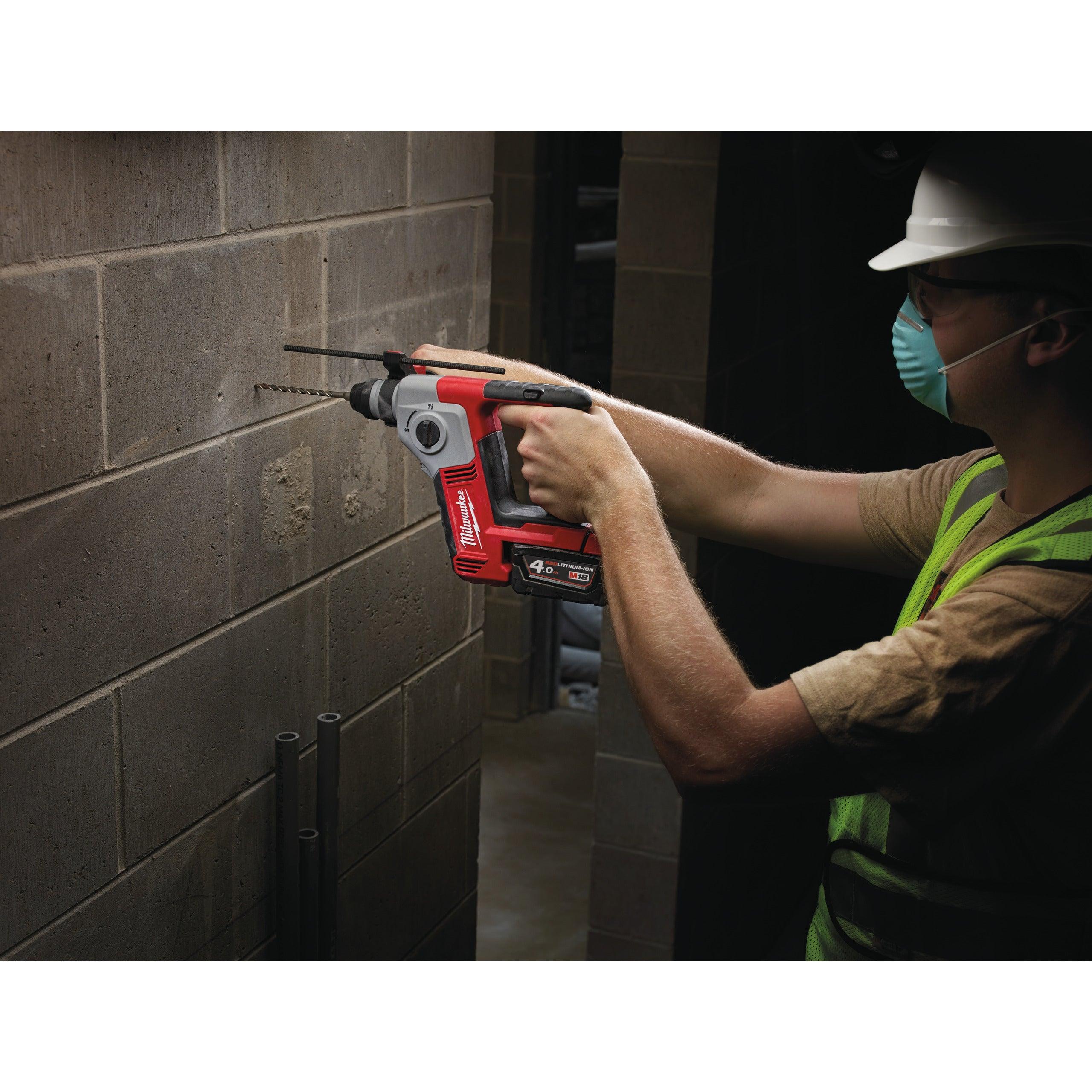 Ciocan rotopercutor compact SDS-PLUS M18™ Milwaukee M18BH-402C, cod 4933443330, 2 x M18 B4 acumulator, M12-18 C încărcător, cutie plastic - BIG STORE (Dynamic Tools SRL)