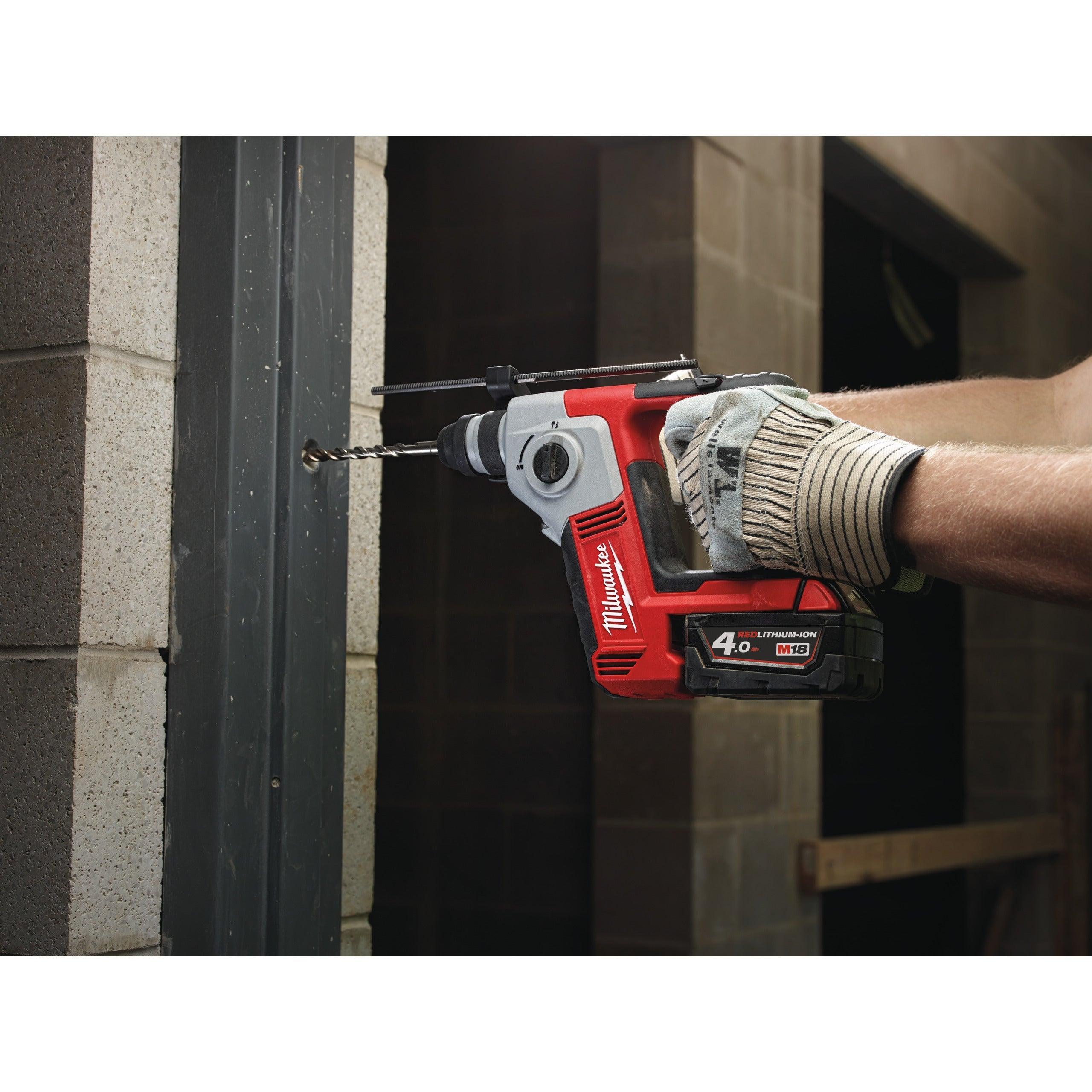 Ciocan rotopercutor compact SDS-PLUS M18™ Milwaukee M18BH-402C, cod 4933443330, 2 x M18 B4 acumulator, M12-18 C încărcător, cutie plastic - BIG STORE (Dynamic Tools SRL)