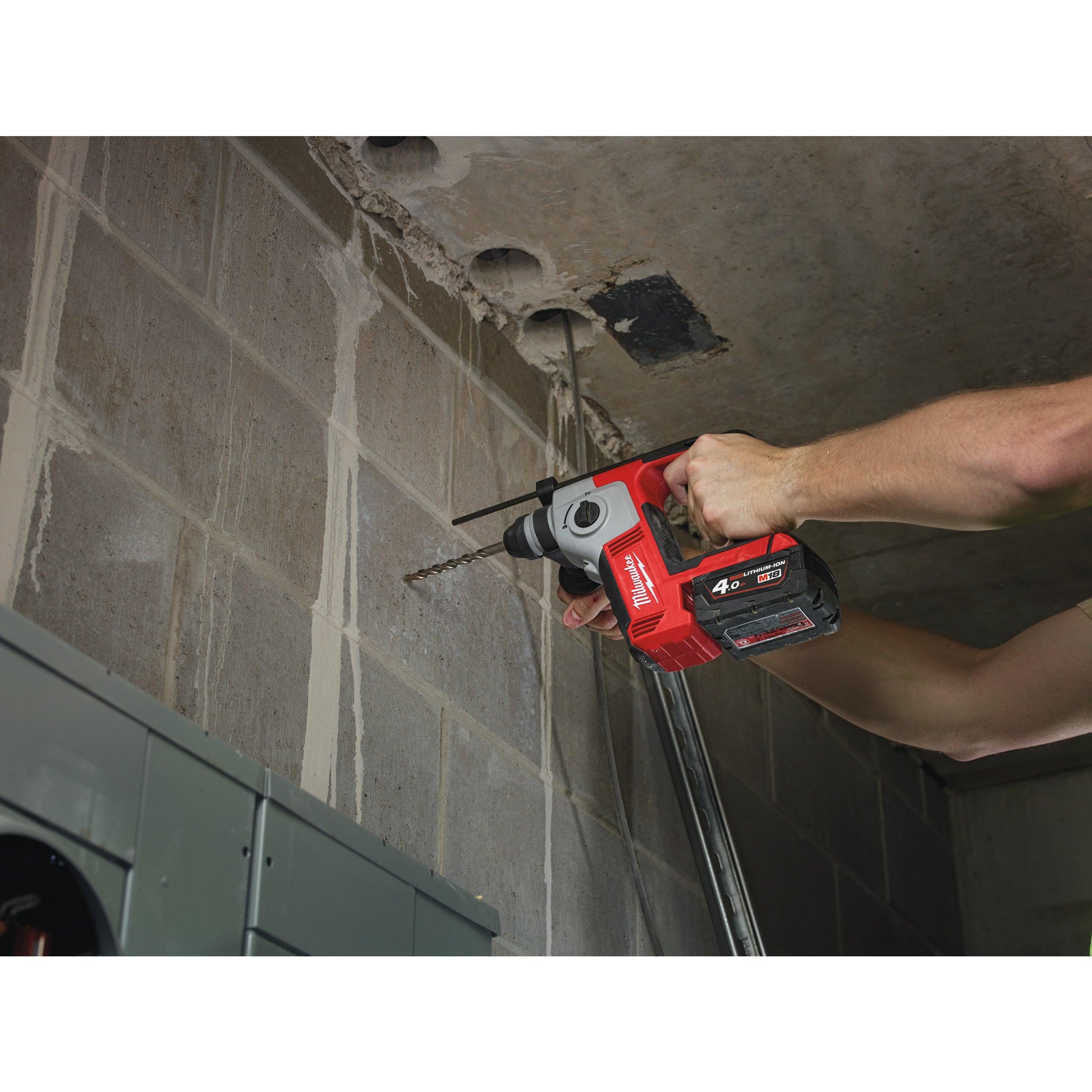 Ciocan rotopercutor compact SDS-PLUS M18™ Milwaukee M18BH-402C, cod 4933443330, 2 x M18 B4 acumulator, M12-18 C încărcător, cutie plastic - BIG STORE (Dynamic Tools SRL)