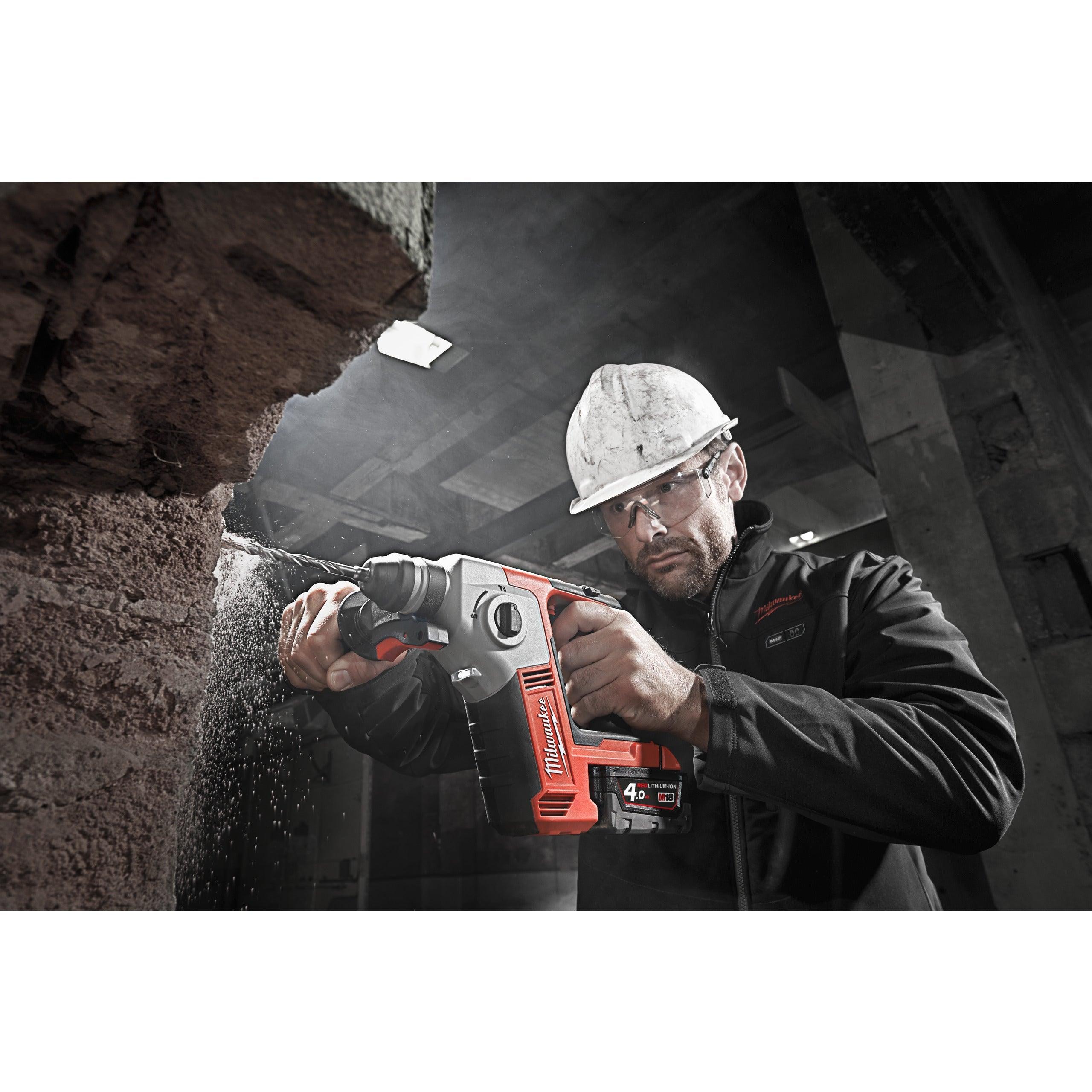 Ciocan rotopercutor compact SDS-PLUS M18™ Milwaukee M18BH-402C, cod 4933443330, 2 x M18 B4 acumulator, M12-18 C încărcător, cutie plastic - BIG STORE (Dynamic Tools SRL)