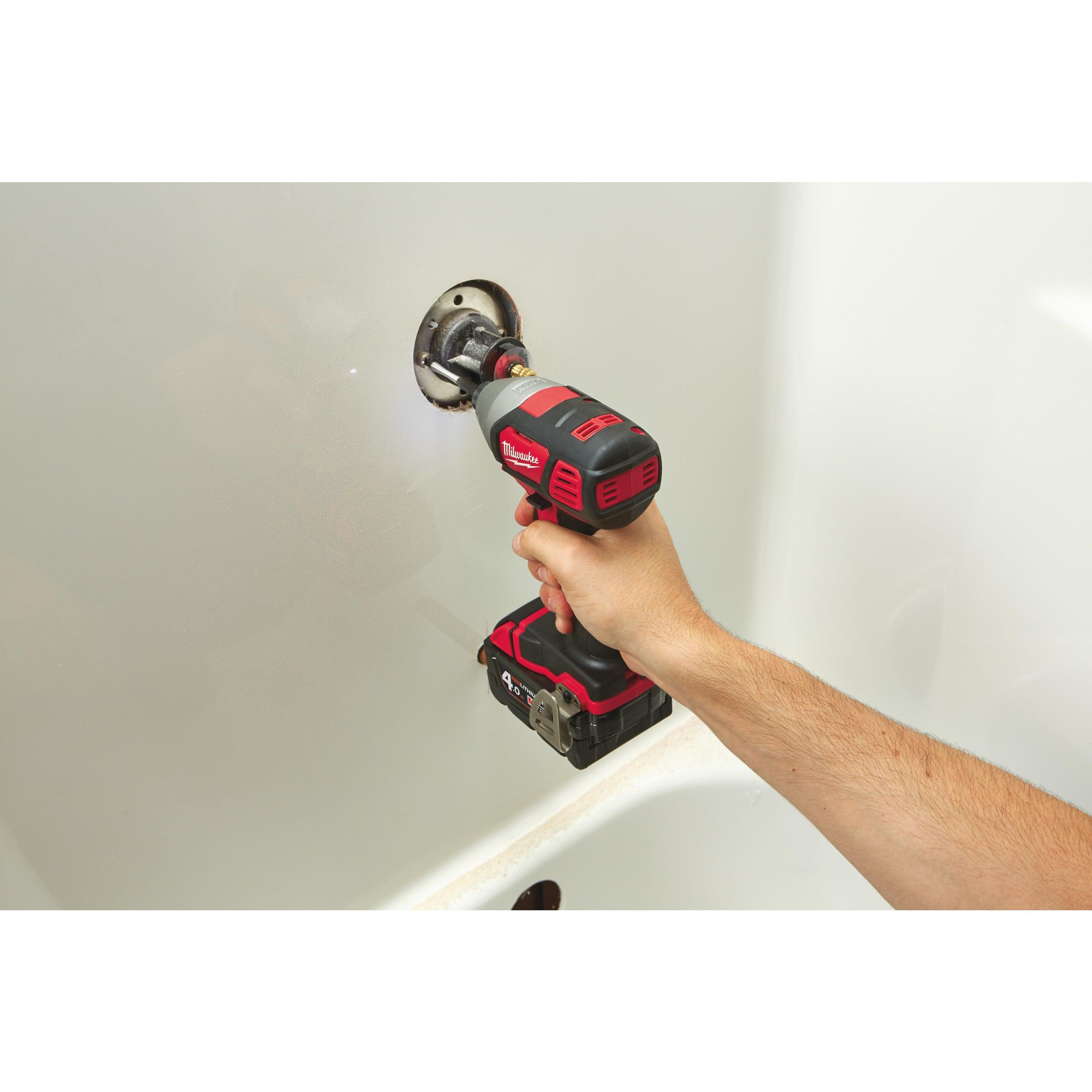 Mașină de înșurubat cu impact compactă 1/4″ Hex 180Nm 18V Milwaukee M18BID-0, M18™, cod 4933443570, fără acumulator, fără încărcător, fără cutie - BIG STORE (Dynamic Tools SRL)