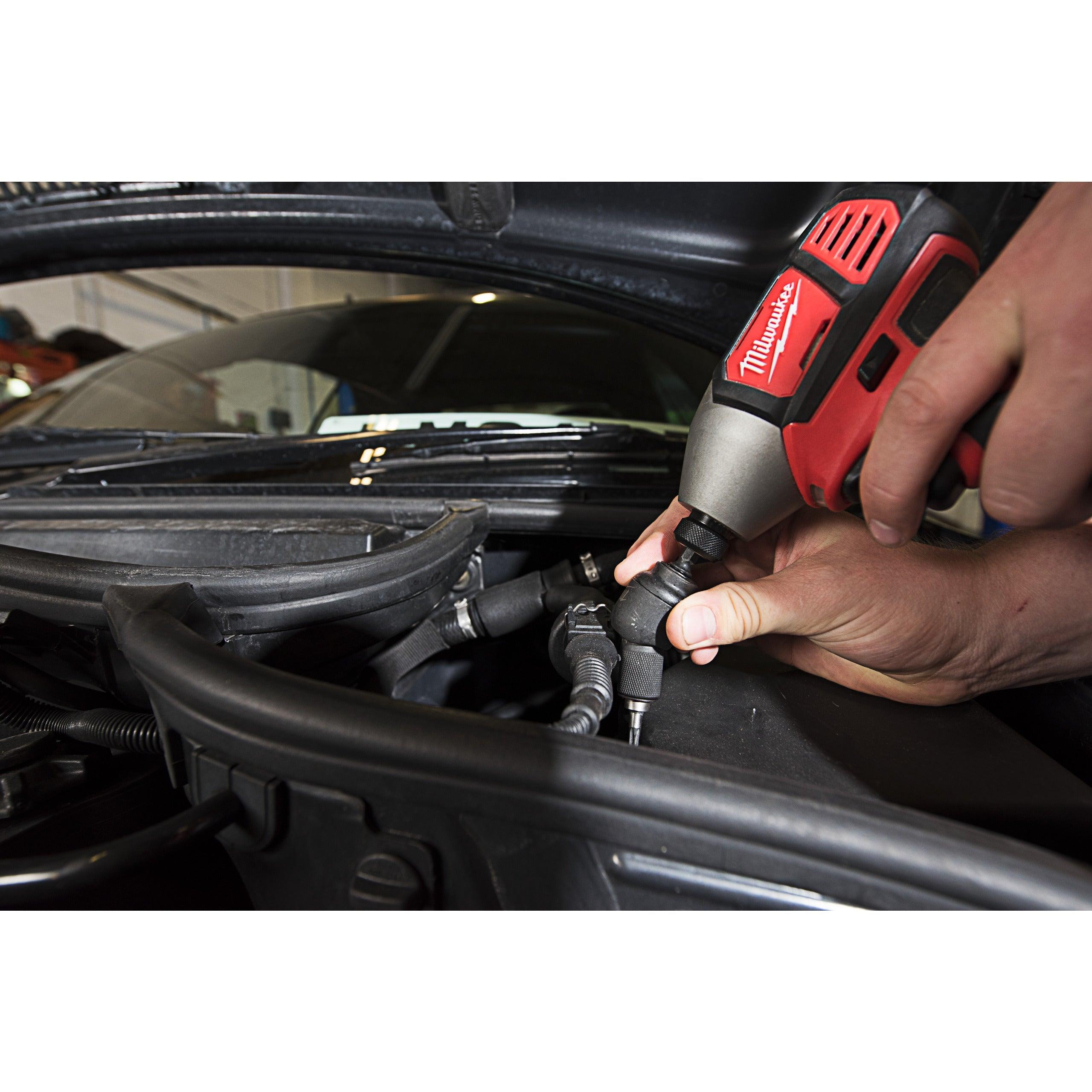 Mașină de înșurubat cu impact compactă 1/4″ Hex 180Nm 18V Milwaukee M18BID-402C, M18™, cod 4933443580, 2 x M18 B4 acumulator, M12-18 C încărcător, cutie plastic - BIG STORE (Dynamic Tools SRL)