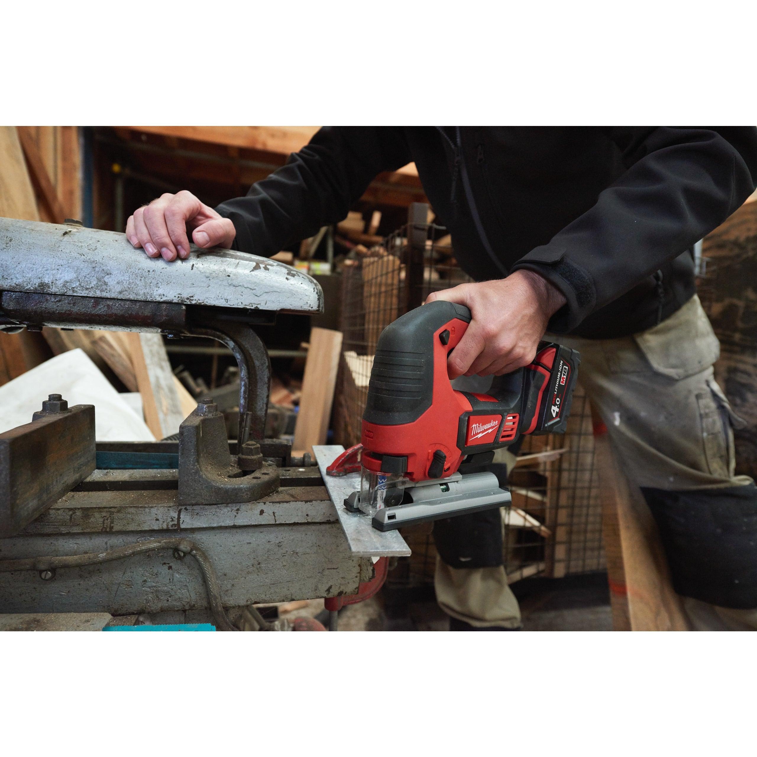 Fierăstrău pendular M18™ Milwaukee M18BJS-402C, cod 4933451389, 2 x M18 B4 acumulator, M12-18 C încărcător, cutie plastic - BIG STORE (Dynamic Tools SRL)