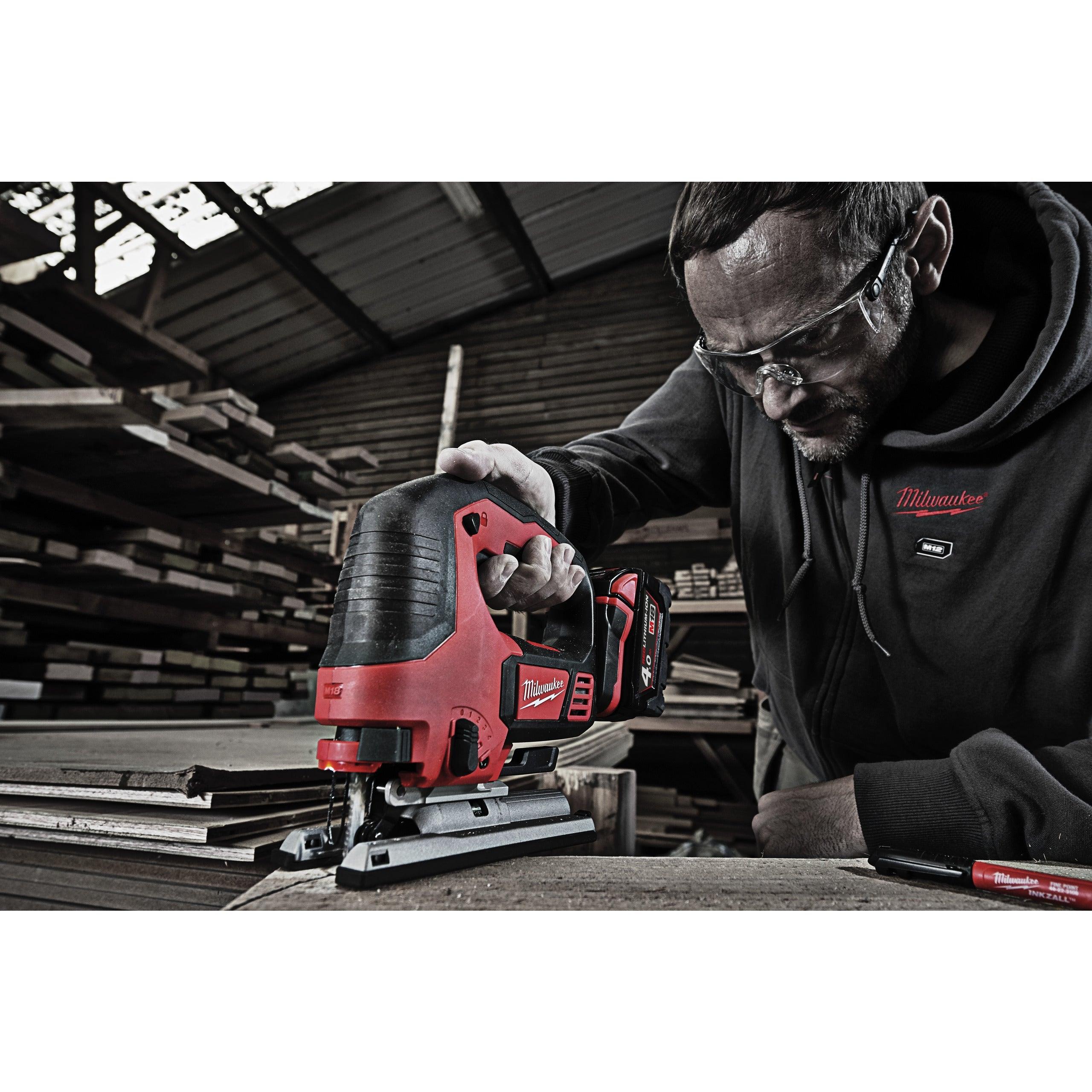 Fierăstrău pendular M18™ Milwaukee M18BJS-402C, cod 4933451389, 2 x M18 B4 acumulator, M12-18 C încărcător, cutie plastic - BIG STORE (Dynamic Tools SRL)
