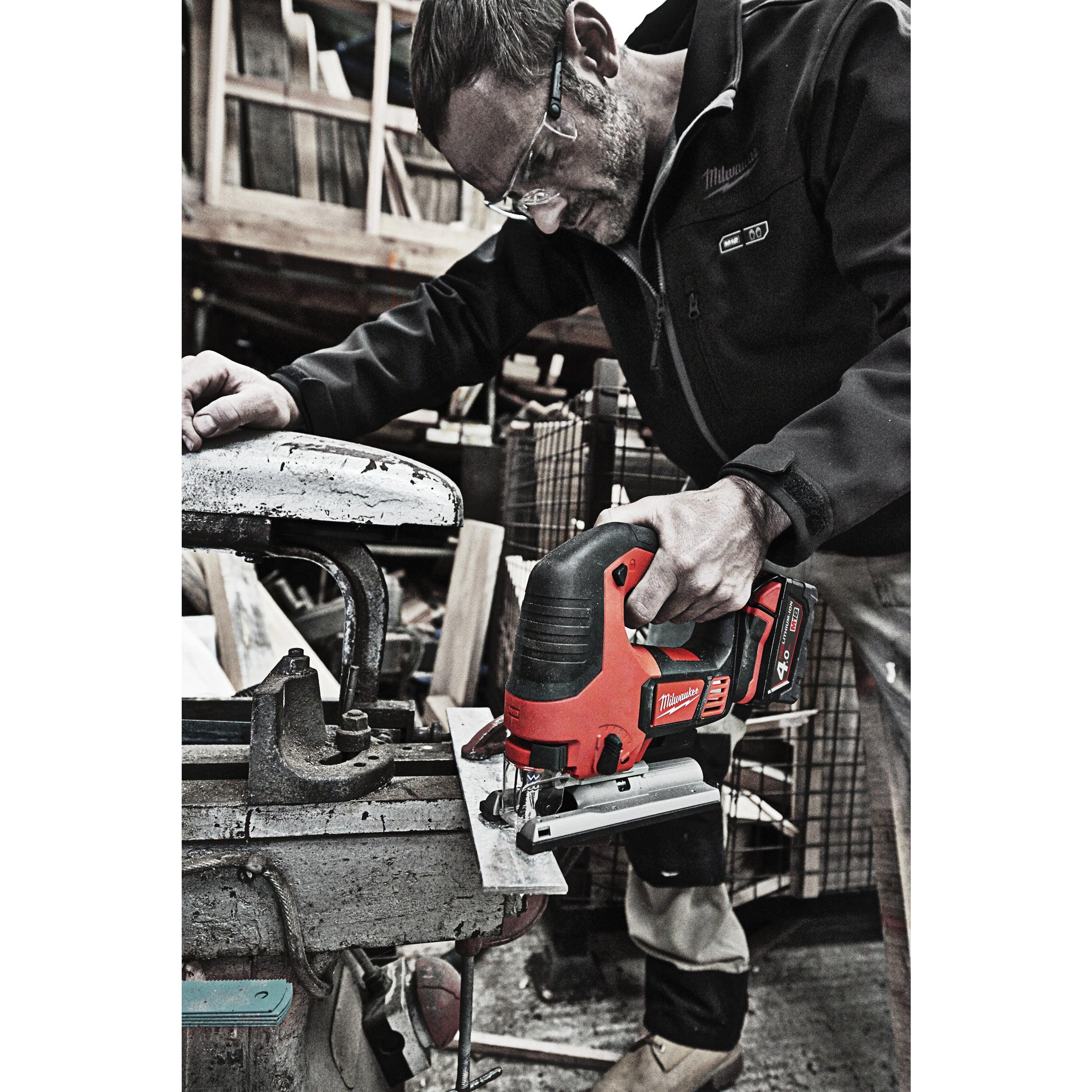 Fierăstrău pendular M18™ Milwaukee M18BJS-402C, cod 4933451389, 2 x M18 B4 acumulator, M12-18 C încărcător, cutie plastic - BIG STORE (Dynamic Tools SRL)