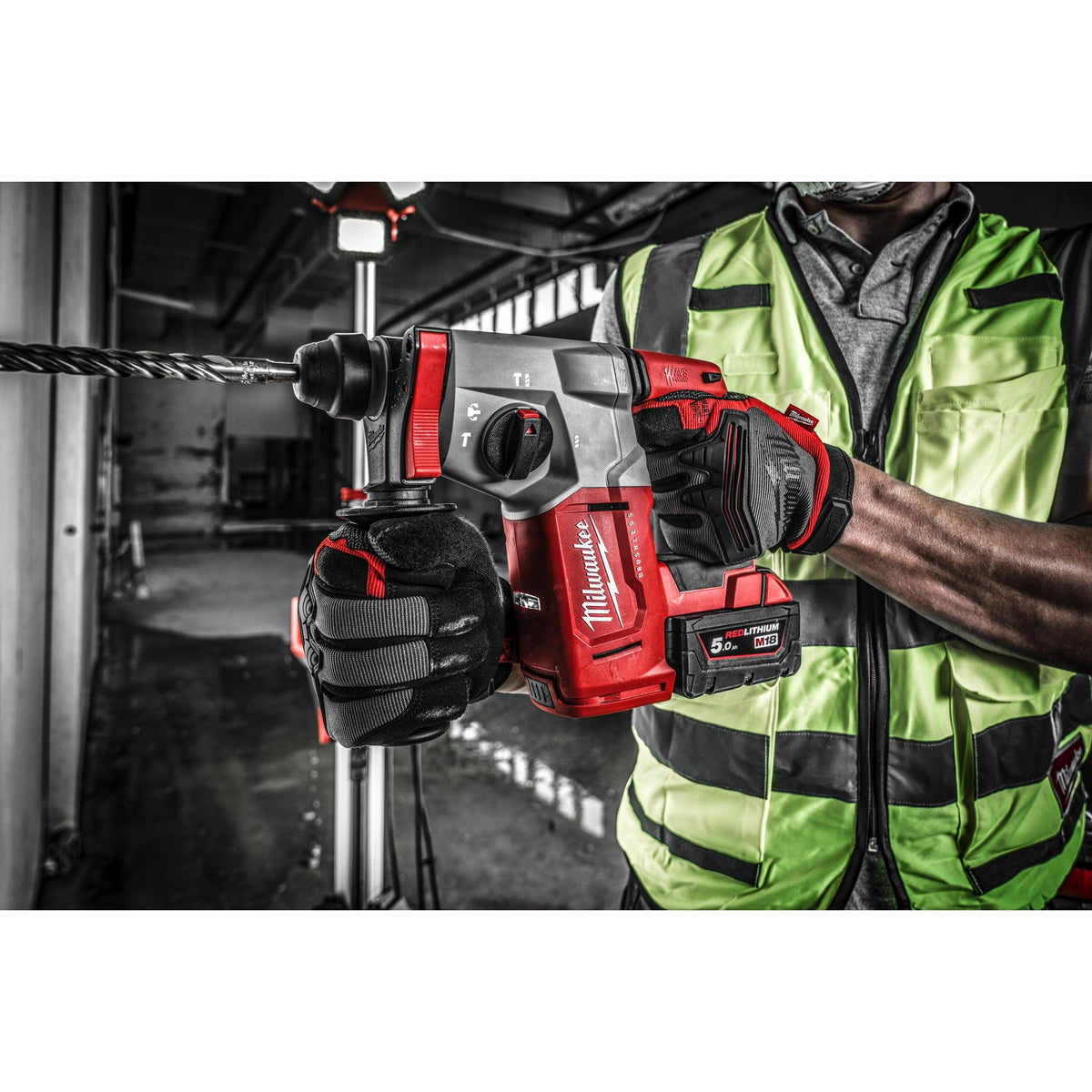 Ciocan rotopercutor SDS-Plus 26 mm fără perii cu 4 funcții M18™ Milwaukee M18BLH-502X, cod 4933478894, 2 x M18 B5 acumulator, M12-18 FC încărcător, cutie HD - BIG STORE (Dynamic Tools SRL)