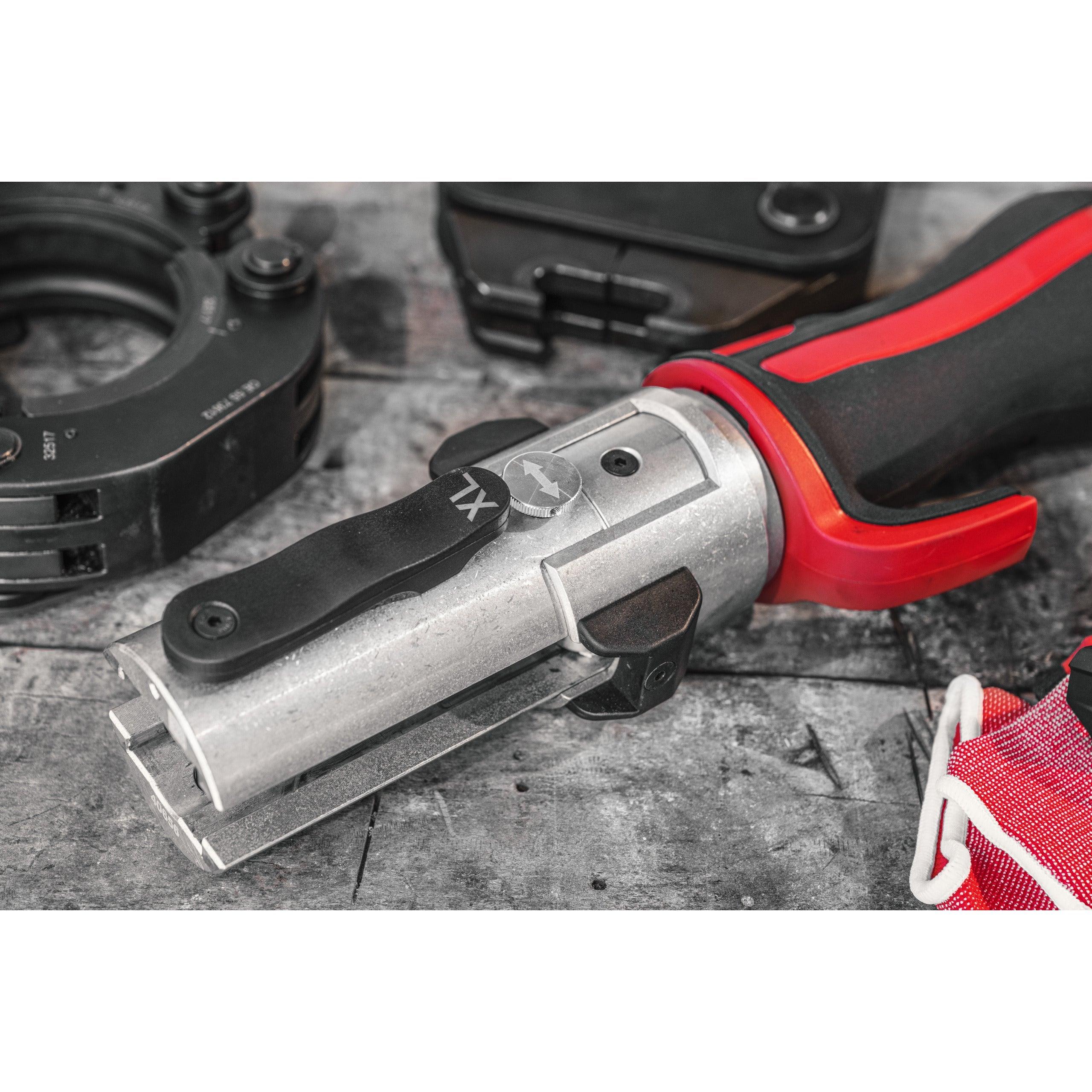 Presă XL M18™ FORCE LOGIC™ cu motor fără perii Milwaukee M18BLHPTXL-502P, cod 4933479441, 2 x M18 B5 acumulator, M12-18 C încărcător, PACKOUT™ box - BIG STORE (Dynamic Tools SRL)