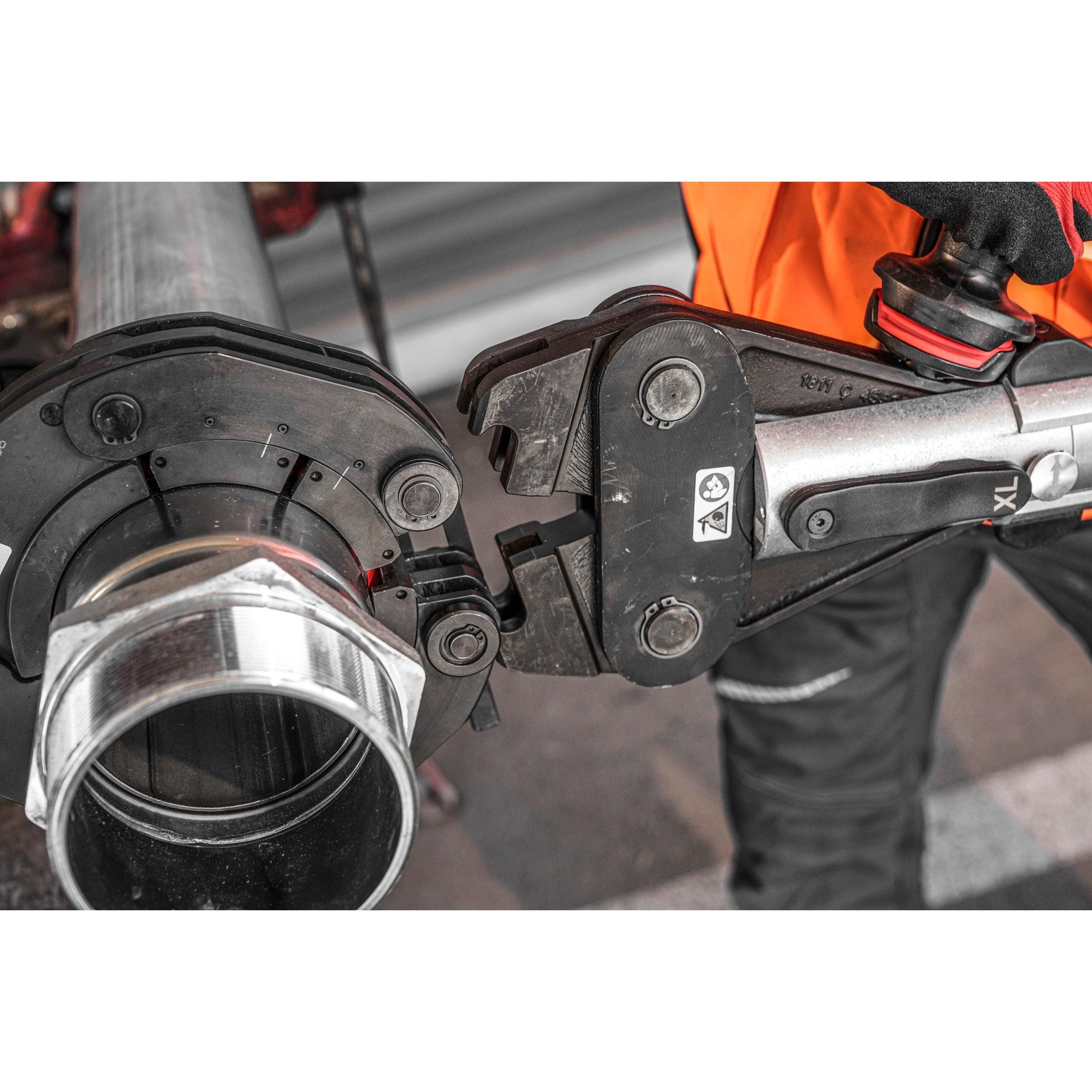 Presă XL M18™ FORCE LOGIC™ cu motor fără perii Milwaukee M18BLHPTXL-502P, cod 4933479441, 2 x M18 B5 acumulator, M12-18 C încărcător, PACKOUT™ box - BIG STORE (Dynamic Tools SRL)