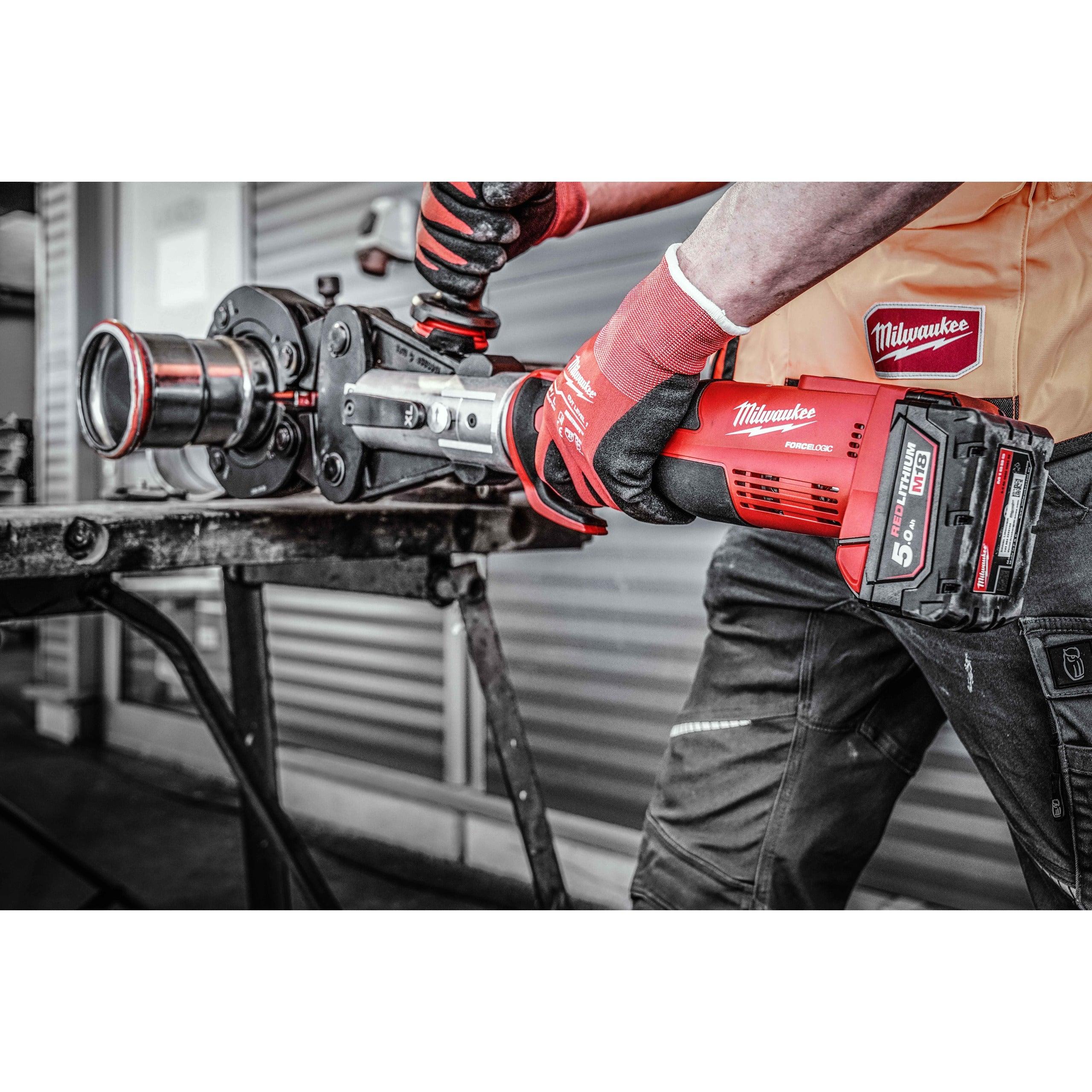 Presă XL M18™ FORCE LOGIC™ cu motor fără perii Milwaukee M18BLHPTXL-502P, cod 4933479441, 2 x M18 B5 acumulator, M12-18 C încărcător, PACKOUT™ box - BIG STORE (Dynamic Tools SRL)