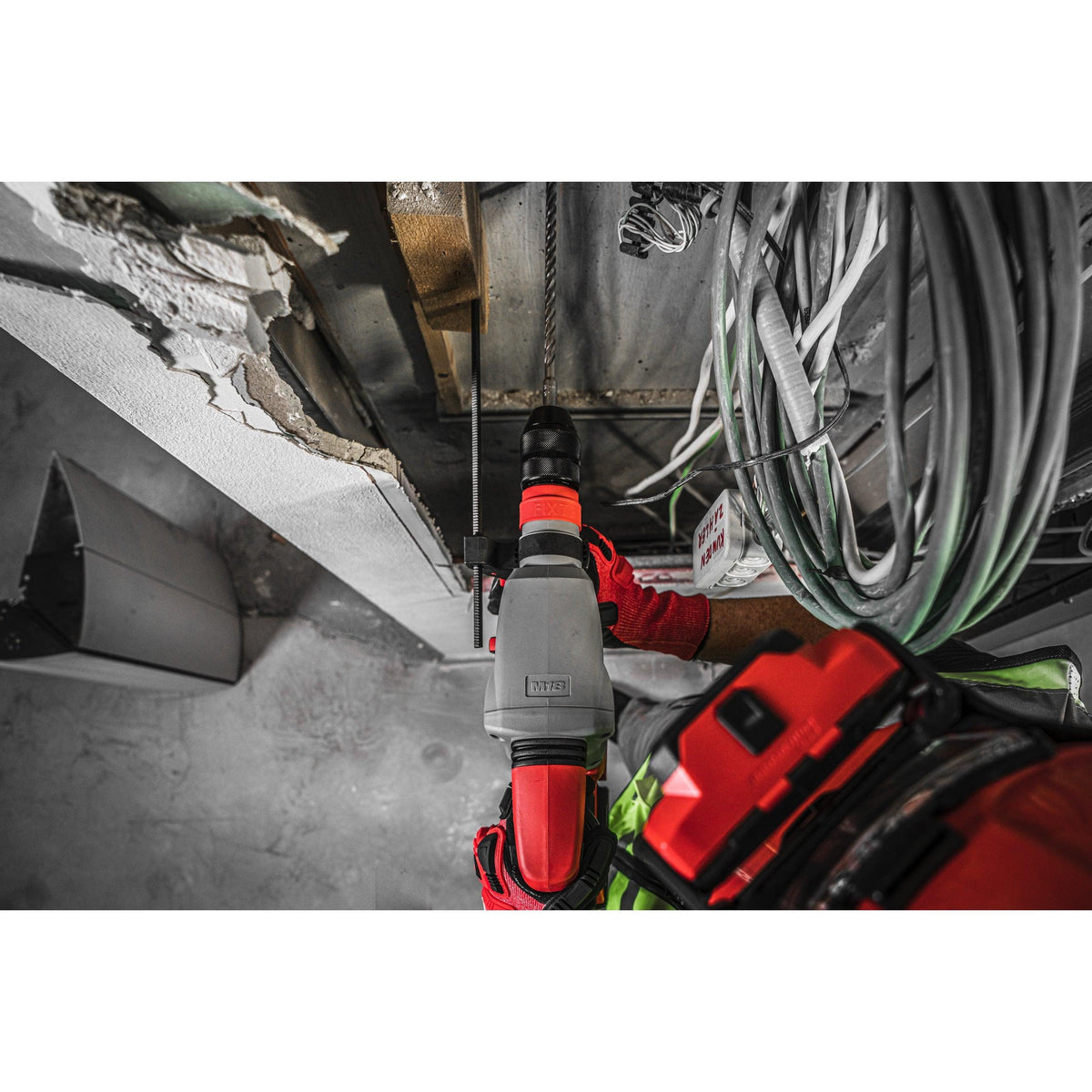 Ciocan rotopercutor SDS-Plus 26 mm fără perii cu 4 funcții și mandrină FIXTEC™ M18™ Milwaukee M18BLHX-502X, cod 4933478892, 2 x M18 B5 acumulator, M12-18 FC încărcător, cutie HD - BIG STORE (Dynamic Tools SRL)