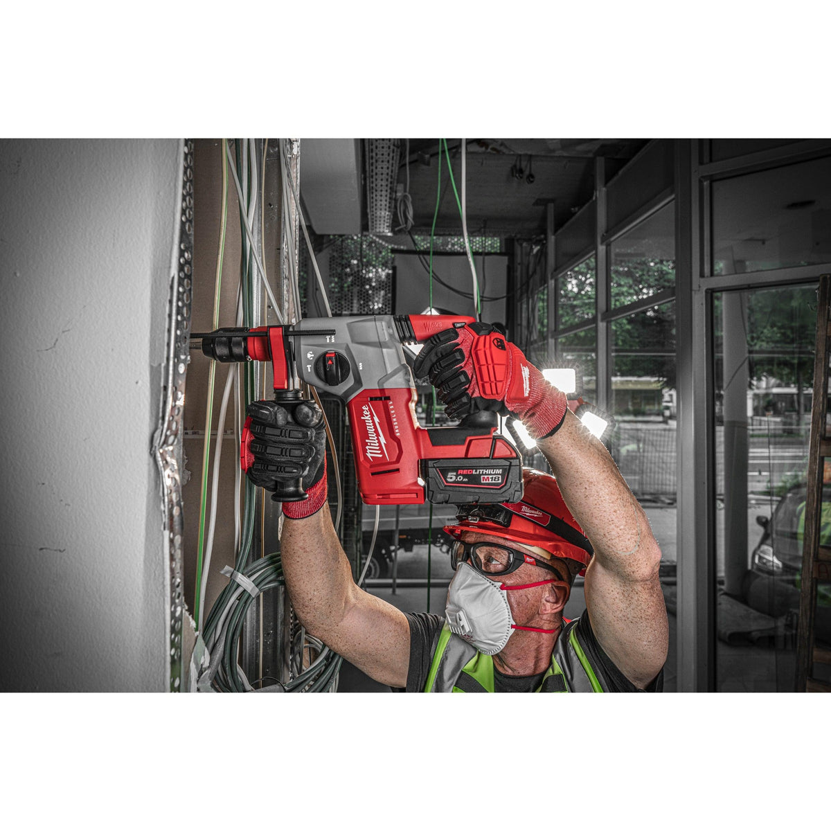 Ciocan rotopercutor SDS-Plus 26 mm fără perii cu 4 funcții și mandrină FIXTEC™ M18™ Milwaukee M18BLHX-502X, cod 4933478892, 2 x M18 B5 acumulator, M12-18 FC încărcător, cutie HD - BIG STORE (Dynamic Tools SRL)