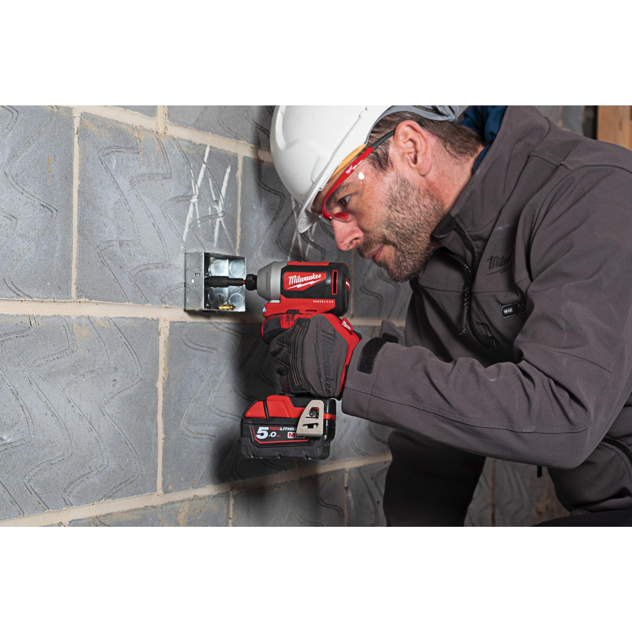 Mașină de înșurubat cu impact Milwaukee 1/4″ Hex 180Nm 18V M18BLID2-502X, motor fără perii M18™, cod 4933464520, 2 x M18 B5 acumulator, M12-18 FC încărcător, cutie HD - BIG STORE (Dynamic Tools SRL)