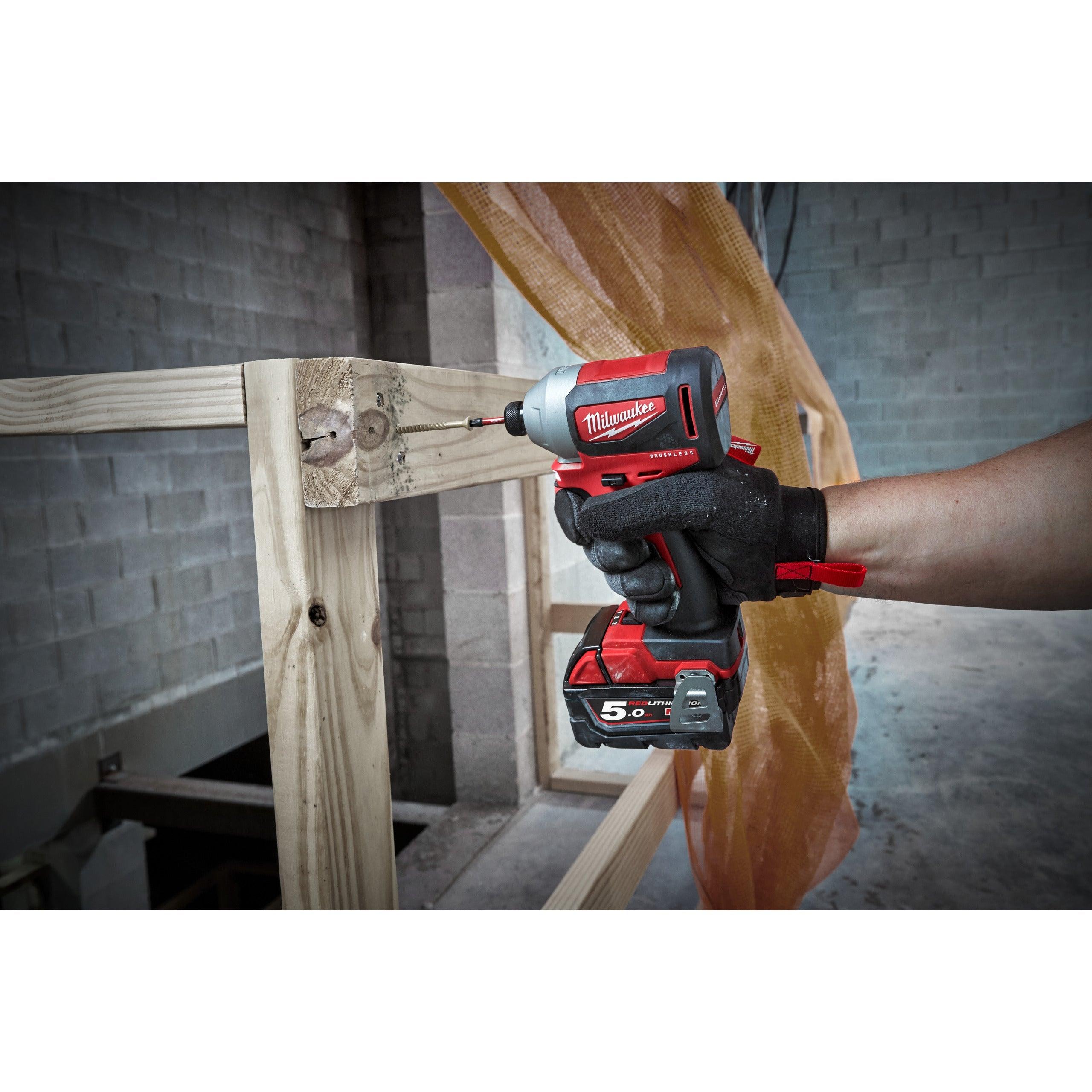 Mașină de înșurubat cu impact Milwaukee 1/4″ Hex 180Nm 18V M18BLID2-502X, motor fără perii M18™, cod 4933464520, 2 x M18 B5 acumulator, M12-18 FC încărcător, cutie HD - BIG STORE (Dynamic Tools SRL)