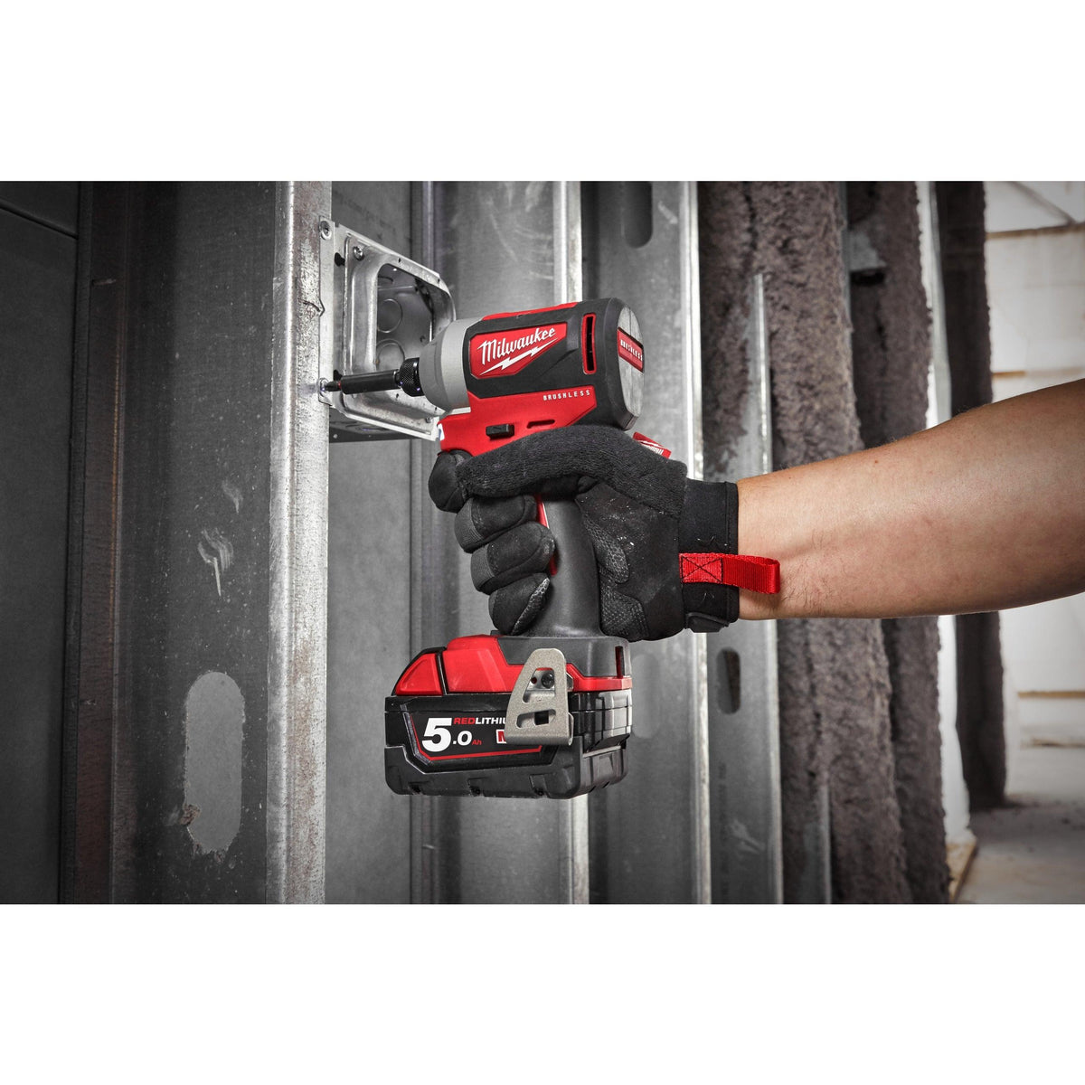 Mașină de înșurubat cu impact Milwaukee 1/4″ Hex 180Nm 18V M18BLID2-502X, motor fără perii M18™, cod 4933464520, 2 x M18 B5 acumulator, M12-18 FC încărcător, cutie HD - BIG STORE (Dynamic Tools SRL)
