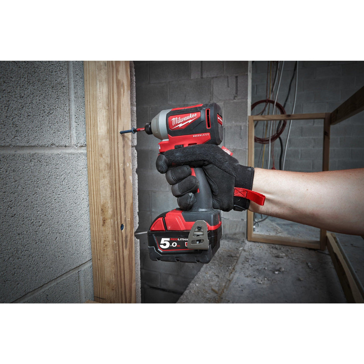 Mașină de înșurubat cu impact Milwaukee 1/4″ Hex 180Nm 18V M18BLID2-502X, motor fără perii M18™, cod 4933464520, 2 x M18 B5 acumulator, M12-18 FC încărcător, cutie HD - BIG STORE (Dynamic Tools SRL)