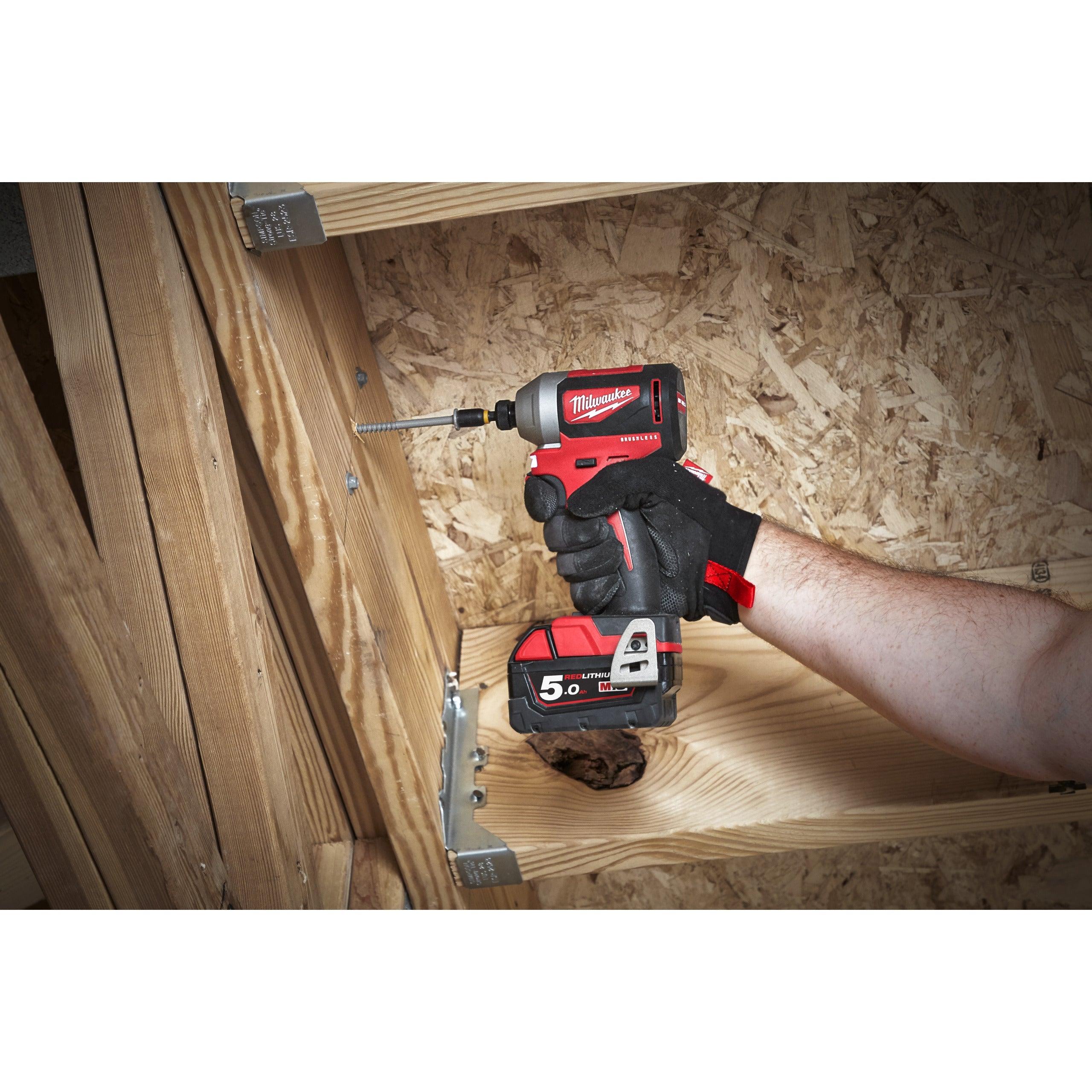 Mașină de înșurubat cu impact Milwaukee 1/4″ Hex 180Nm 18V M18BLID2-502X, motor fără perii M18™, cod 4933464520, 2 x M18 B5 acumulator, M12-18 FC încărcător, cutie HD - BIG STORE (Dynamic Tools SRL)