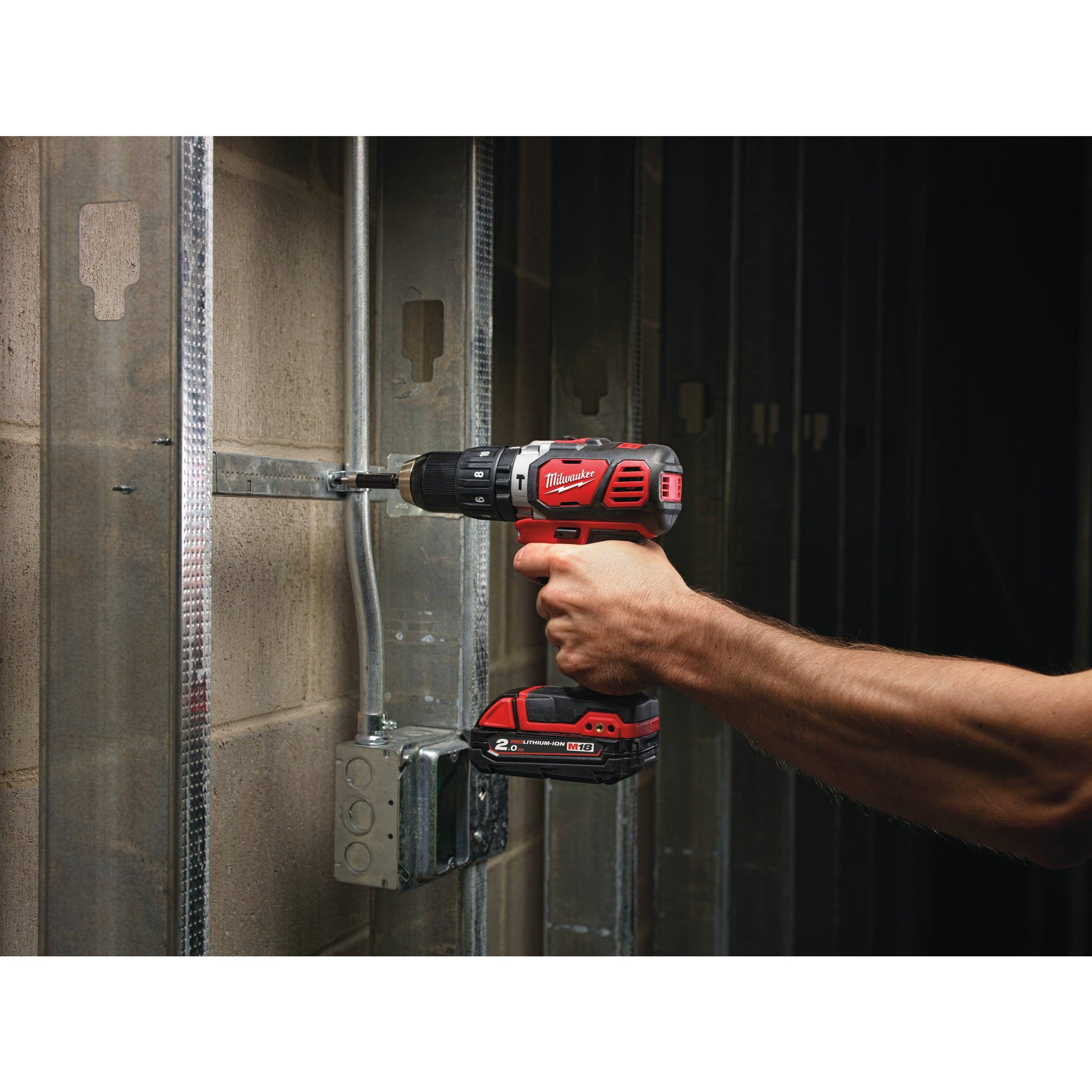 Mașină de găurit cu percuție compactă M18™ Milwaukee M18BPD-202C, cod 4933443515, 2 x M18 B2 acumulator, M12-18 C încărcător, cutie plastic - BIG STORE (Dynamic Tools SRL)