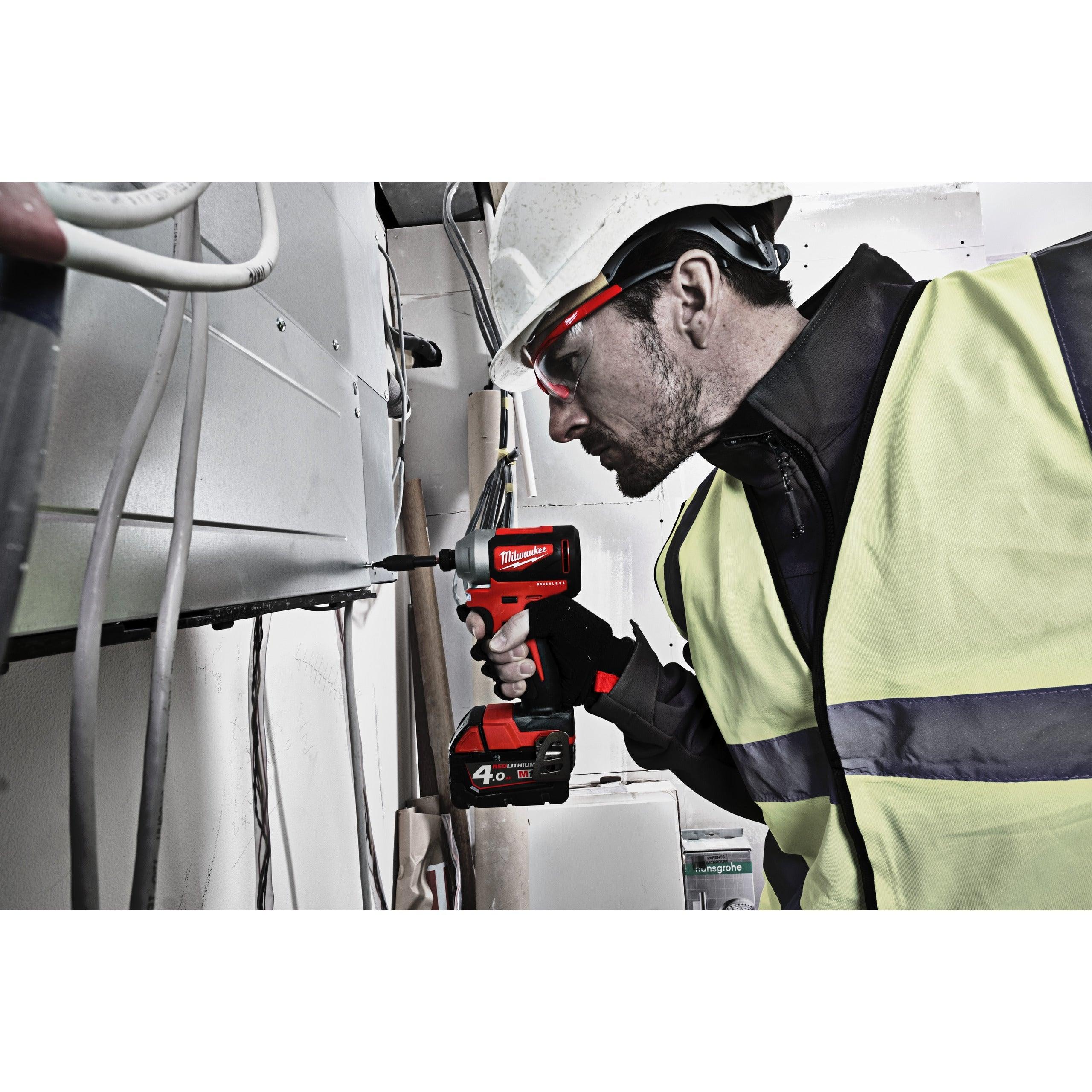 Mașină de înșurubat cu impact Milwaukee 1/4″ Hex 180Nm 18V M18CBLID-402C, M18™ compactă cu motor fără perii, cod 4933464534, 2 x M18 B4 acumulator, M12-18 C încărcător, cutie plastic - BIG STORE (Dynamic Tools SRL)