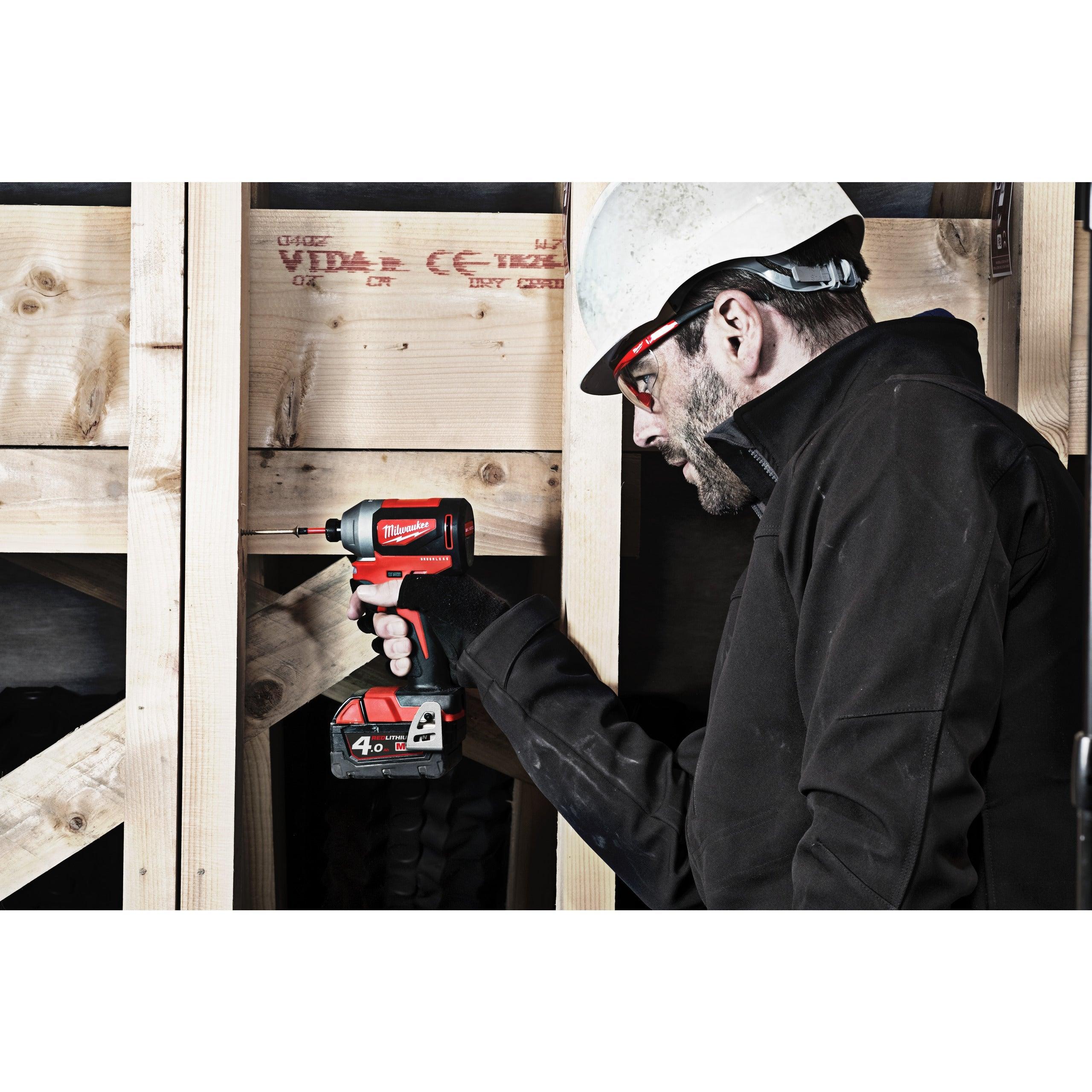 Mașină de înșurubat cu impact Milwaukee 1/4″ Hex 180Nm 18V M18CBLID-402C, M18™ compactă cu motor fără perii, cod 4933464534, 2 x M18 B4 acumulator, M12-18 C încărcător, cutie plastic - BIG STORE (Dynamic Tools SRL)