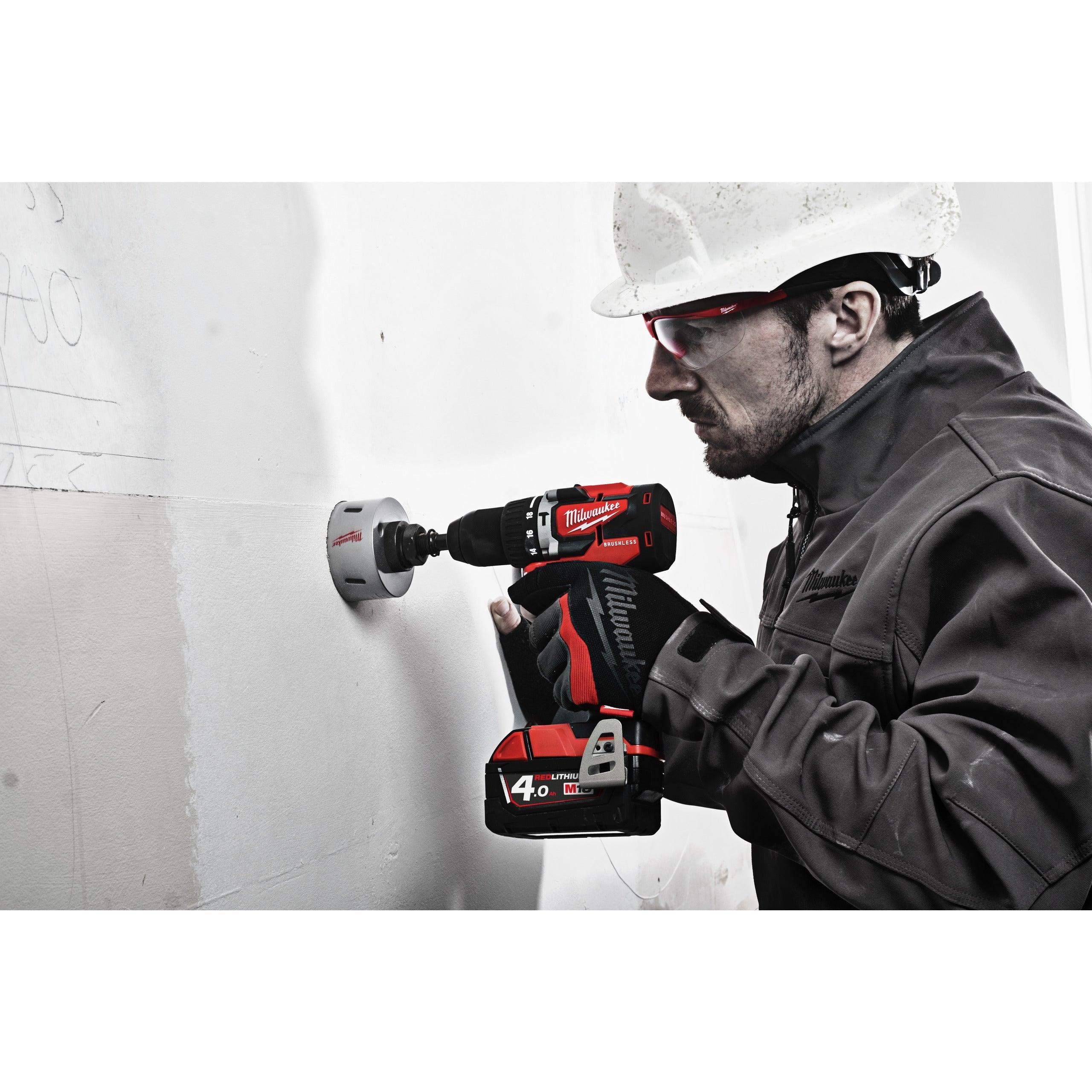 Mașină de găurit cu percuție, compactă cu motor fără perii M18™ Milwaukee M18 CBLPD-402C, cod 4933464537, 2 x M18 B4 acumulator, M12-18 C încărcător, cutie plastic - BIG STORE (Dynamic Tools SRL)