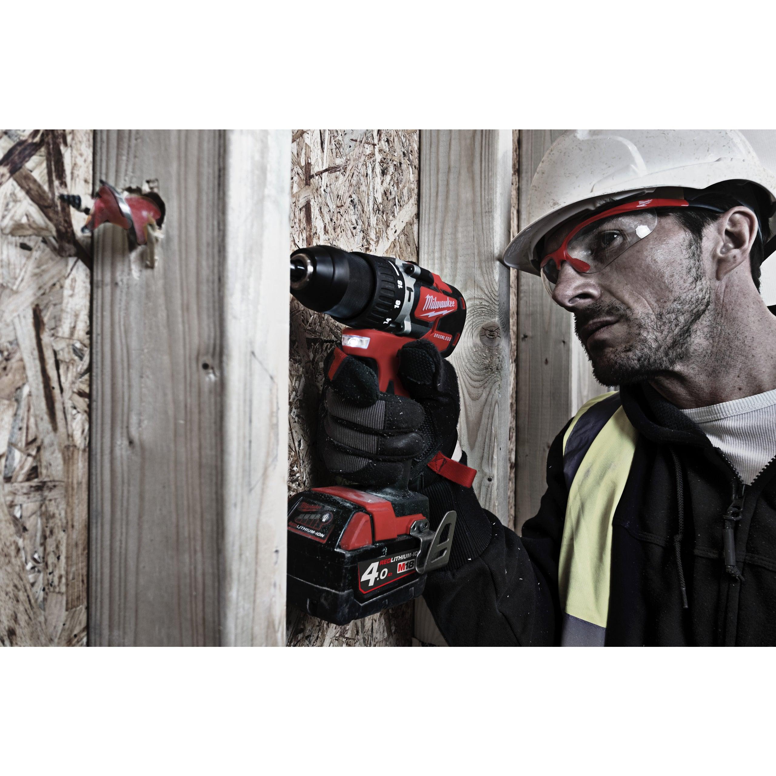 Mașină de găurit cu percuție, compactă cu motor fără perii M18™ Milwaukee M18 CBLPD-402C, cod 4933464537, 2 x M18 B4 acumulator, M12-18 C încărcător, cutie plastic - BIG STORE (Dynamic Tools SRL)