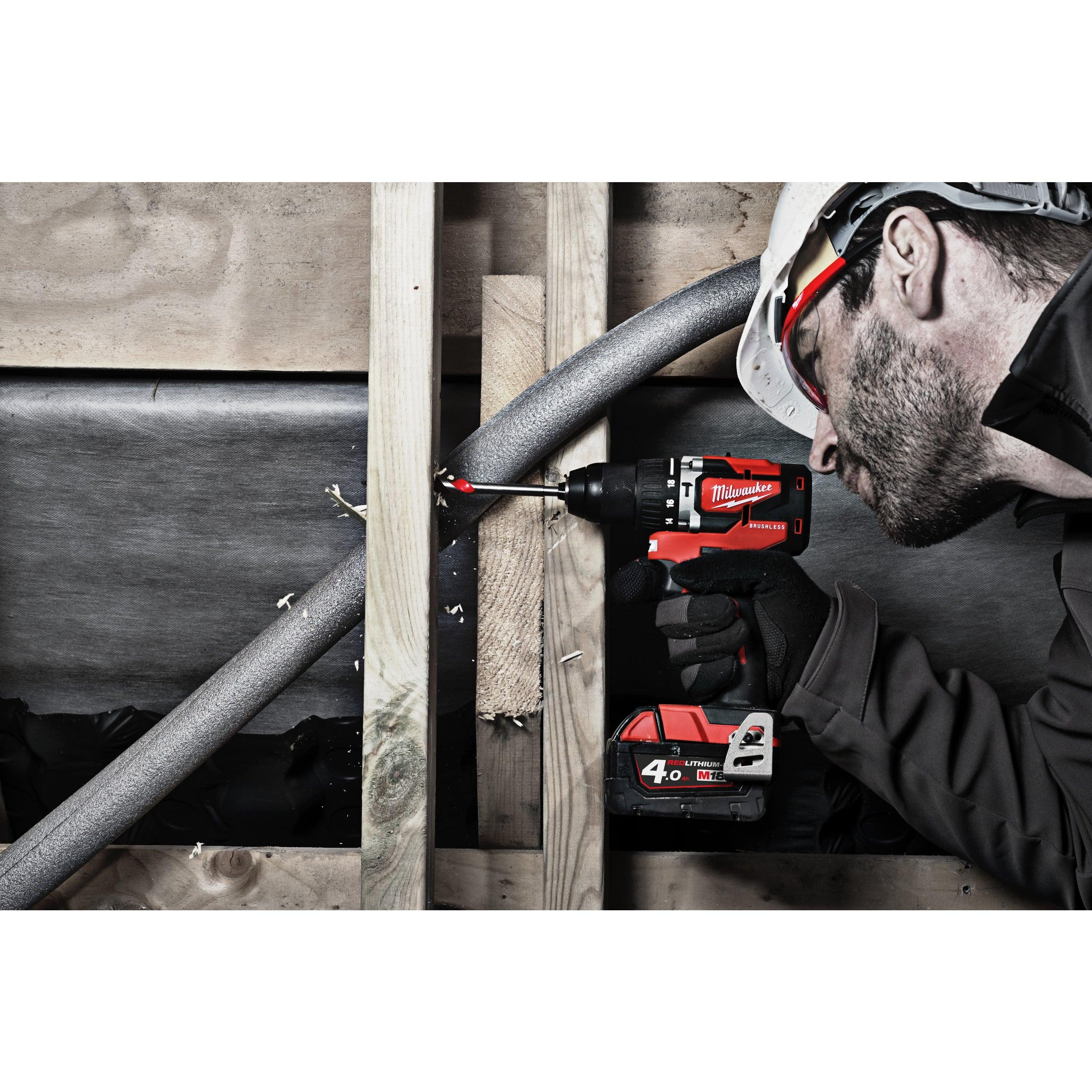 Mașină de găurit cu percuție, compactă cu motor fără perii M18™ Milwaukee M18 CBLPD-402C, cod 4933464537, 2 x M18 B4 acumulator, M12-18 C încărcător, cutie plastic - BIG STORE (Dynamic Tools SRL)