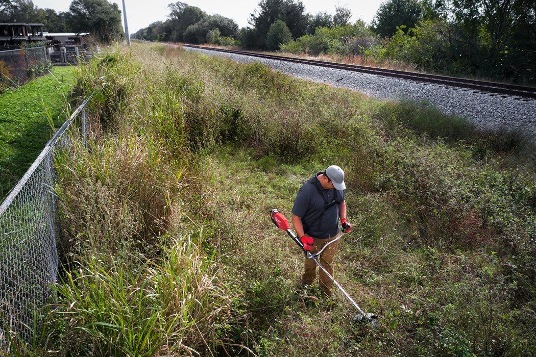 Trimmer cu fir și disc cu 4 dinți, Milwaukee M18 FBCU-802, 2 x acumulator M18 HB8, 1 x încărcător M12-18 FC, cod 4933492298 - BIG STORE (Dynamic Tools SRL)