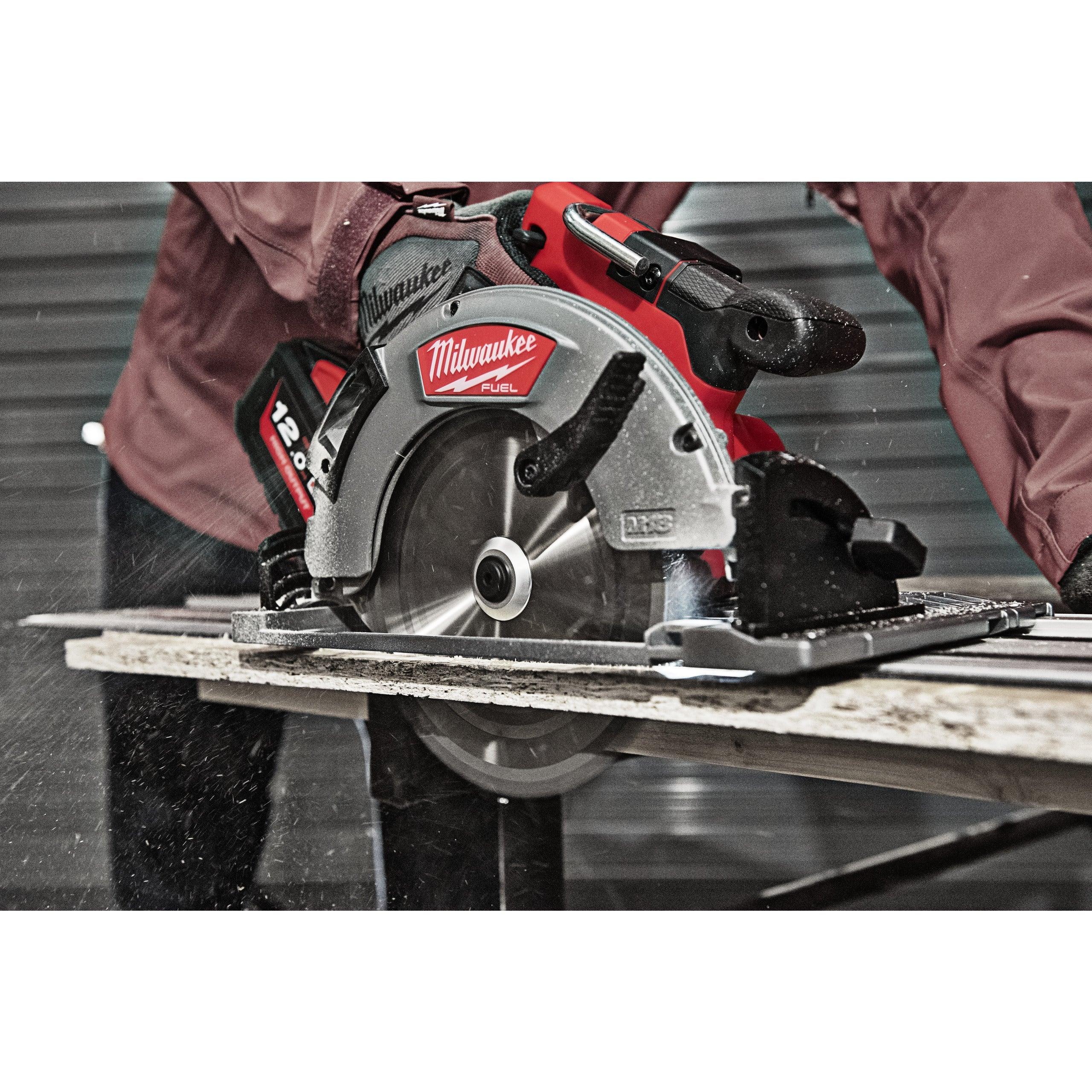 Fierăstrău circular pentru lemn și plastic M18 FUEL™ 66 mm Milwaukee M18FCSG66-0, cod 4933472163, fără acumulator, fără încărcător, fără cutie - BIG STORE (Dynamic Tools SRL)
