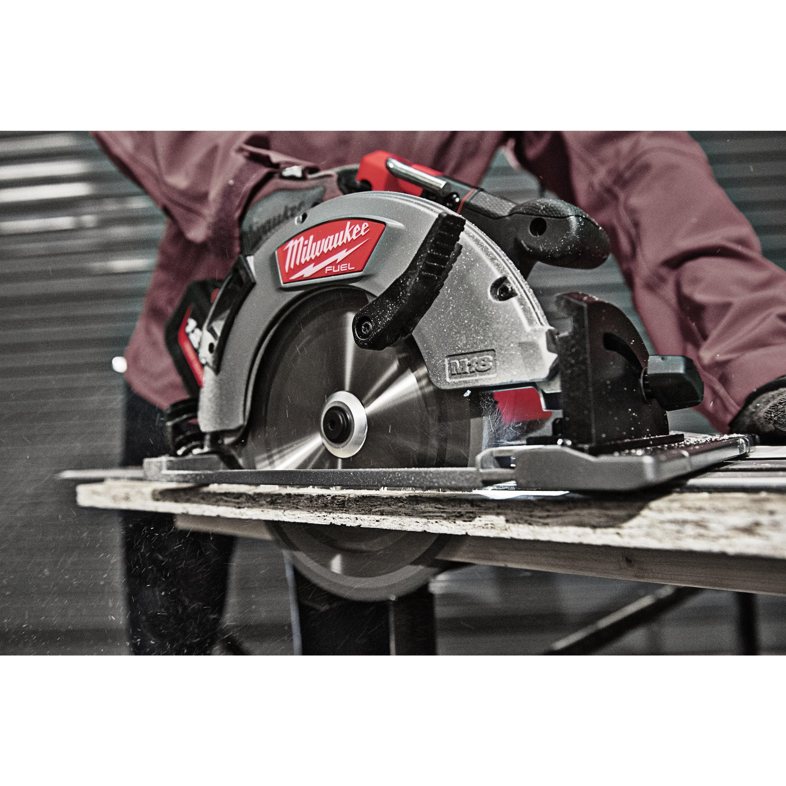 Fierăstrău circular pentru lemn și plastic M18 FUEL™ 66 mm Milwaukee M18FCSG66-121C, cod 4933471195, 1 x M18 HB12 acumulator, M12-18 FC încărcător, cutie plastic - BIG STORE (Dynamic Tools SRL)