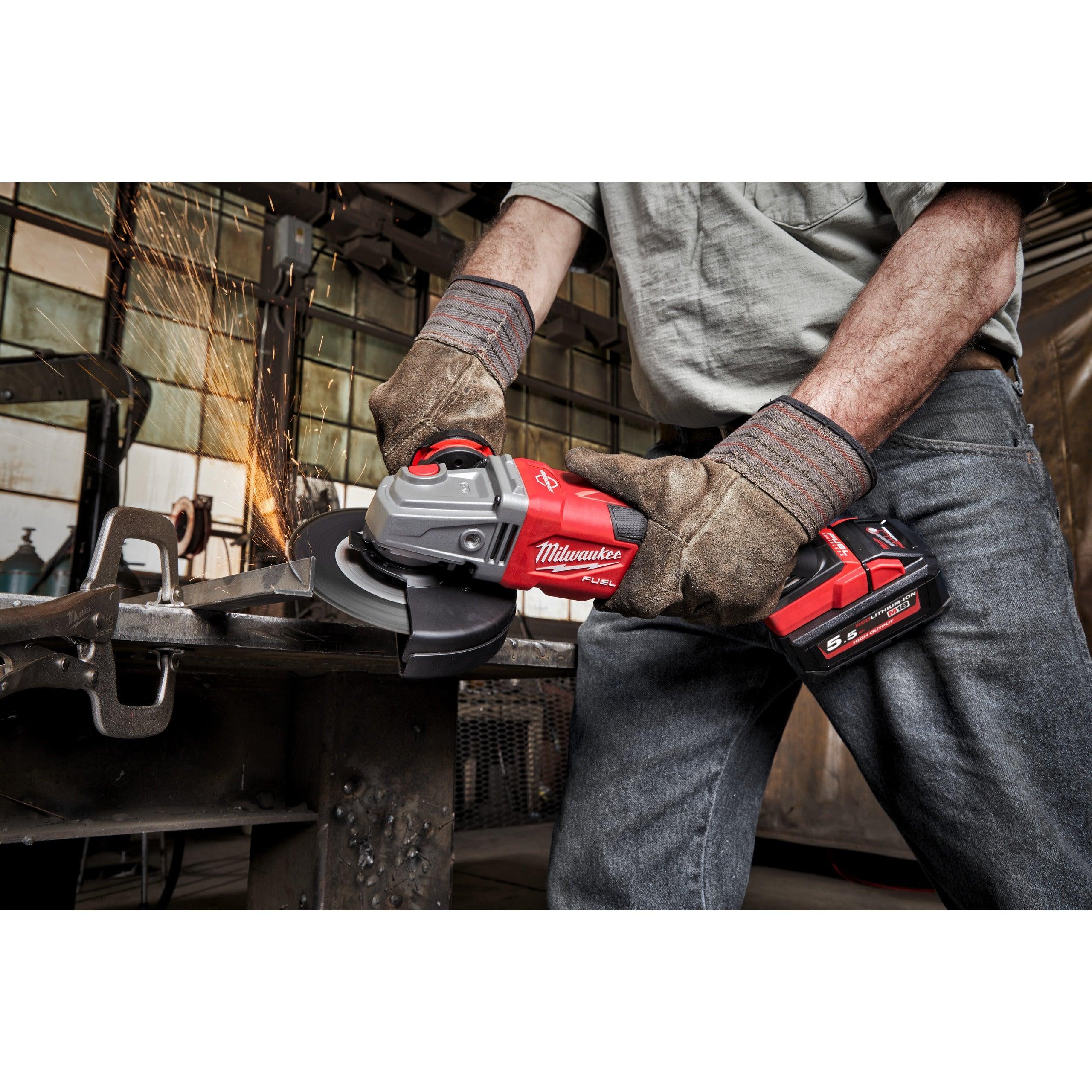 Polizor unghiular de înaltă performanță, de 125 mm, cu frânare, cu schimbător lateral, M18 FUEL™ Milwaukee M18FHSAG125XB-552X, cod 4933471079, 2 x M18 HB5,5 acumulator, M12-18 FC încărcător, cutie HD - BIG STORE (Dynamic Tools SRL)