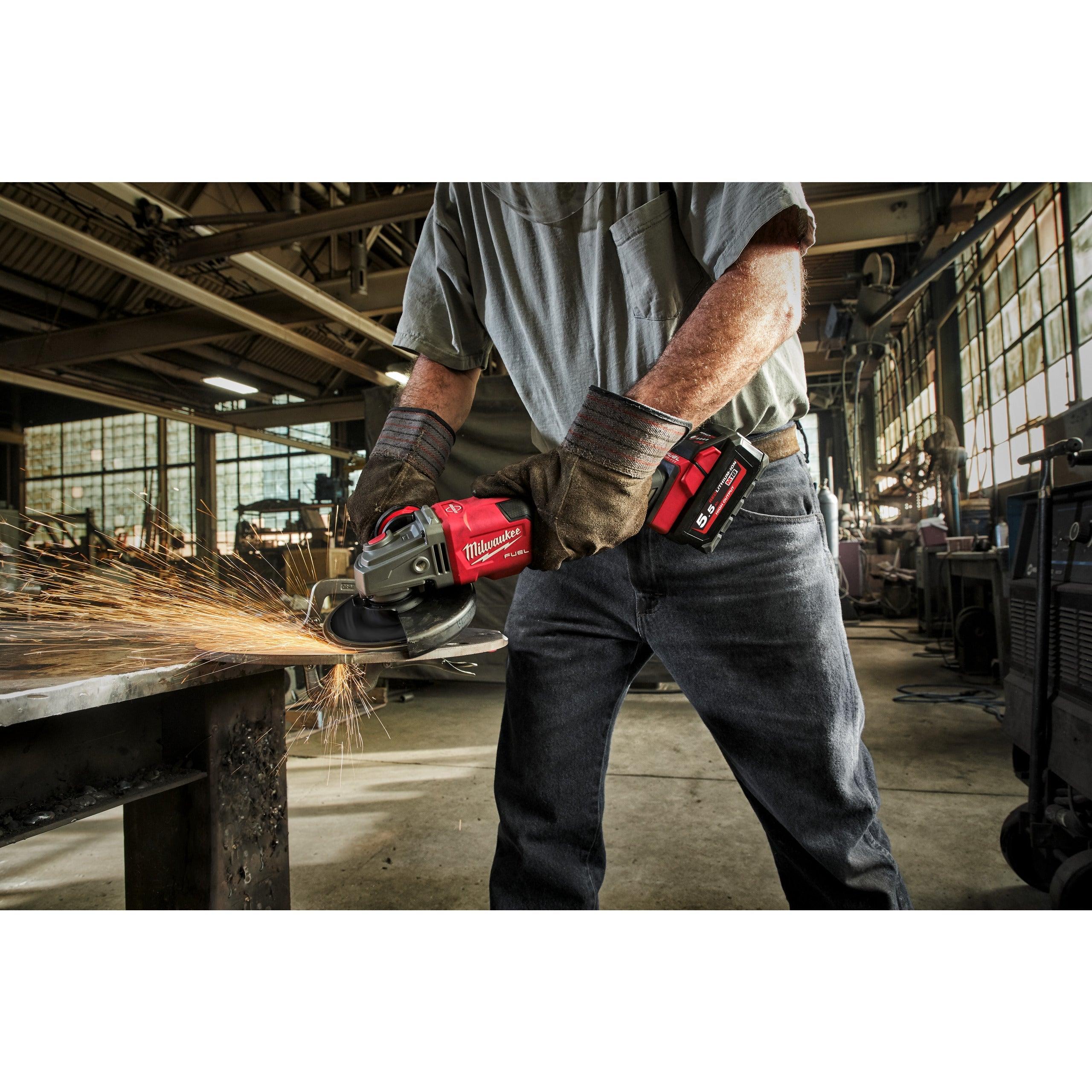Polizor unghiular de înaltă performanță, de 125 mm, cu frânare, cu schimbător lateral, M18 FUEL™ Milwaukee M18FHSAG125XB-0, cod 4933471075, fără acumulator, fără încărcător, fără cutie - BIG STORE (Dynamic Tools SRL)