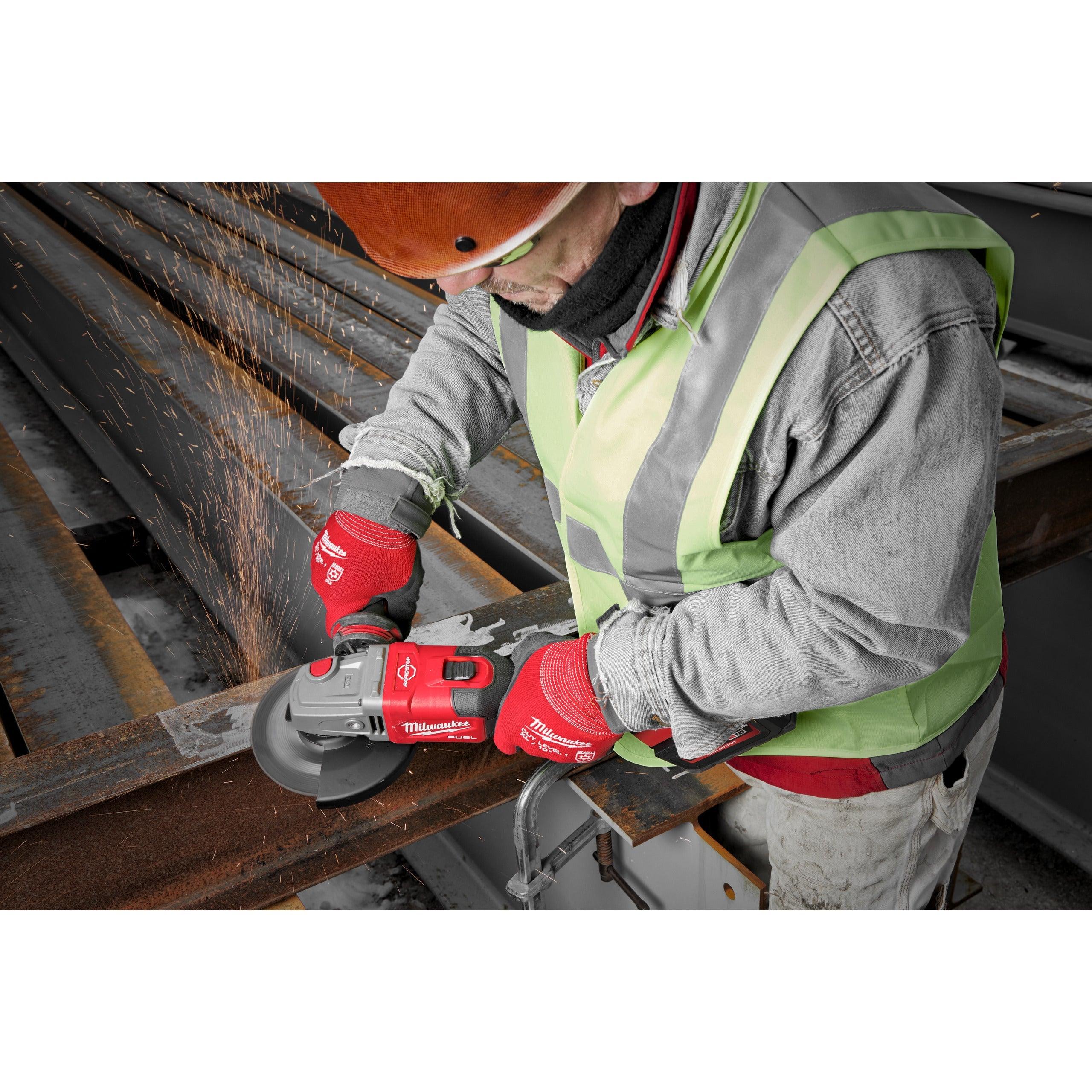 Polizor unghiular de înaltă performanță, de 125 mm, cu frânare, cu schimbător lateral, M18 FUEL™ Milwaukee M18FHSAG125XB-552X, cod 4933471079, 2 x M18 HB5,5 acumulator, M12-18 FC încărcător, cutie HD - BIG STORE (Dynamic Tools SRL)