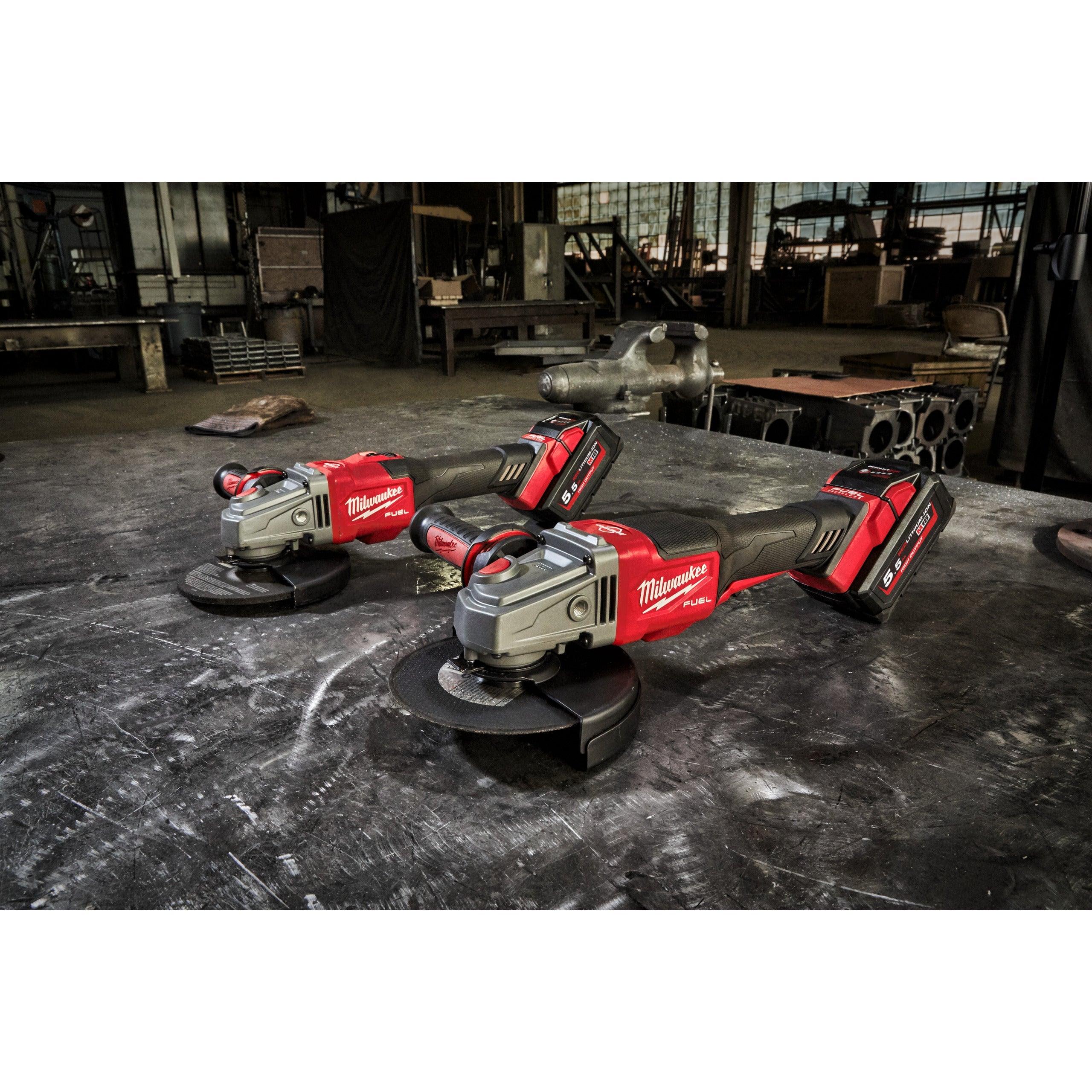 Polizor unghiular de înaltă performanță, de 125 mm, cu frânare, cu schimbător lateral, M18 FUEL™ Milwaukee M18FHSAG125XB-552X, cod 4933471079, 2 x M18 HB5,5 acumulator, M12-18 FC încărcător, cutie HD - BIG STORE (Dynamic Tools SRL)
