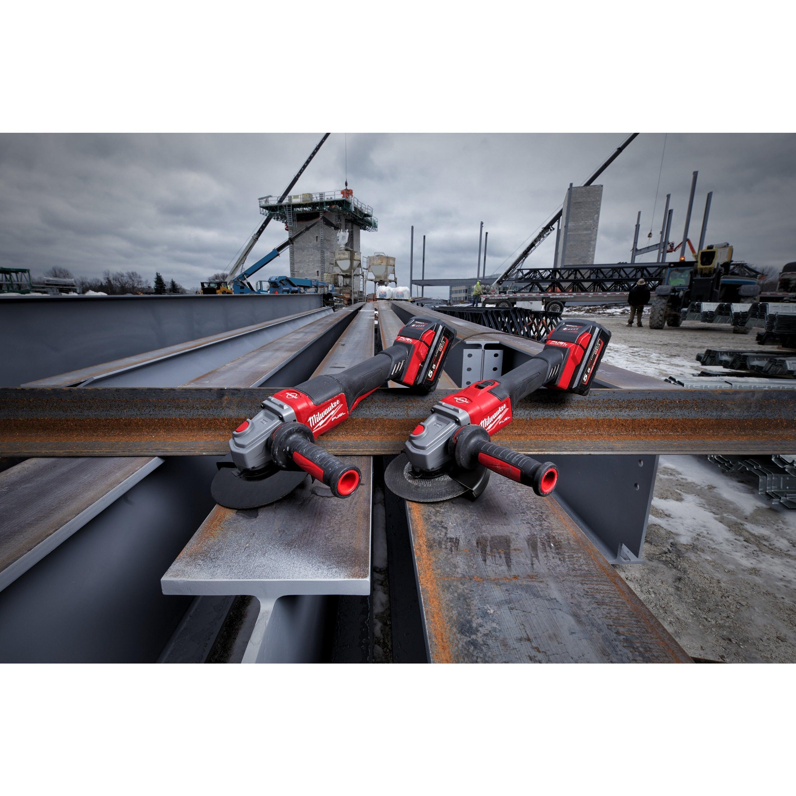 Polizor unghiular de înaltă performanță, de 125 mm, cu frânare, cu schimbător lateral, M18 FUEL™ Milwaukee M18FHSAG125XB-552X, cod 4933471079, 2 x M18 HB5,5 acumulator, M12-18 FC încărcător, cutie HD - BIG STORE (Dynamic Tools SRL)