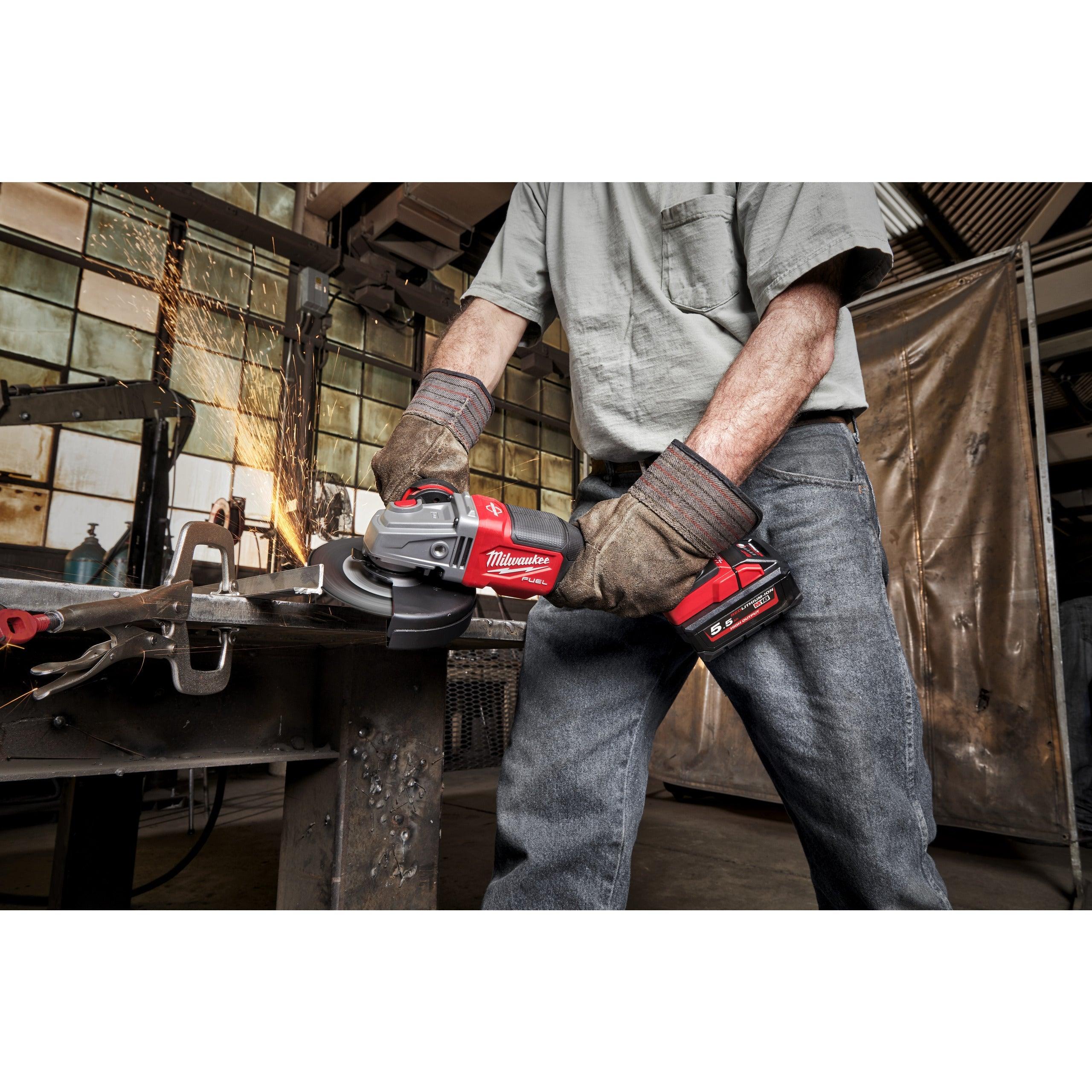 Polizor unghiular de înaltă performanță, de 125 mm, cu frânare, cu comutator tip clapetă, M18 FUEL™ Milwaukee M18FHSAG125XPDB-552X, cod 4933471080, 2 x M18 HB5,5 acumulator, M12-18 FC încărcător, cutie HD - BIG STORE (Dynamic Tools SRL)