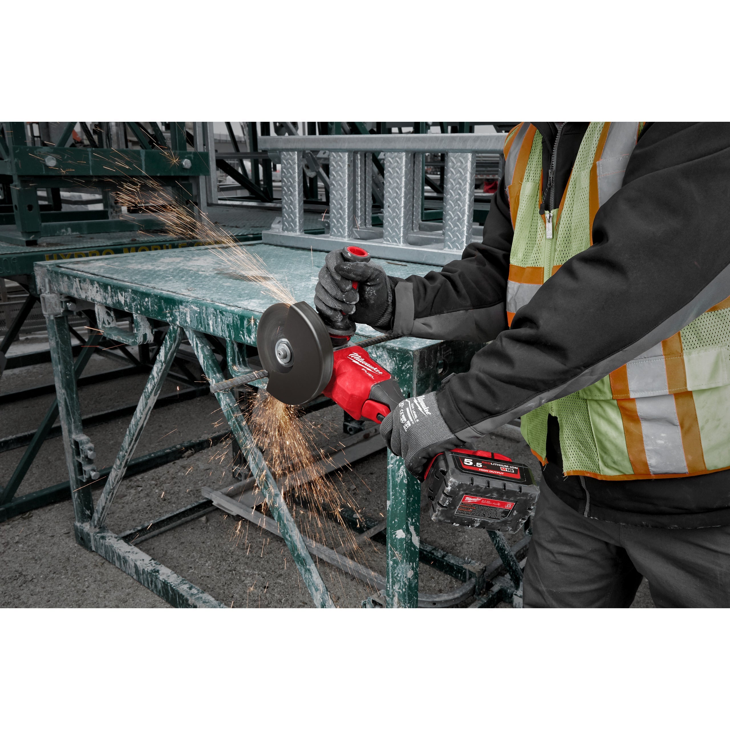 Polizor unghiular de înaltă performanță, de 125 mm, cu frânare, cu comutator tip clapetă, M18 FUEL™ Milwaukee M18FHSAG125XPDB-552X, cod 4933471080, 2 x M18 HB5,5 acumulator, M12-18 FC încărcător, cutie HD - BIG STORE (Dynamic Tools SRL)