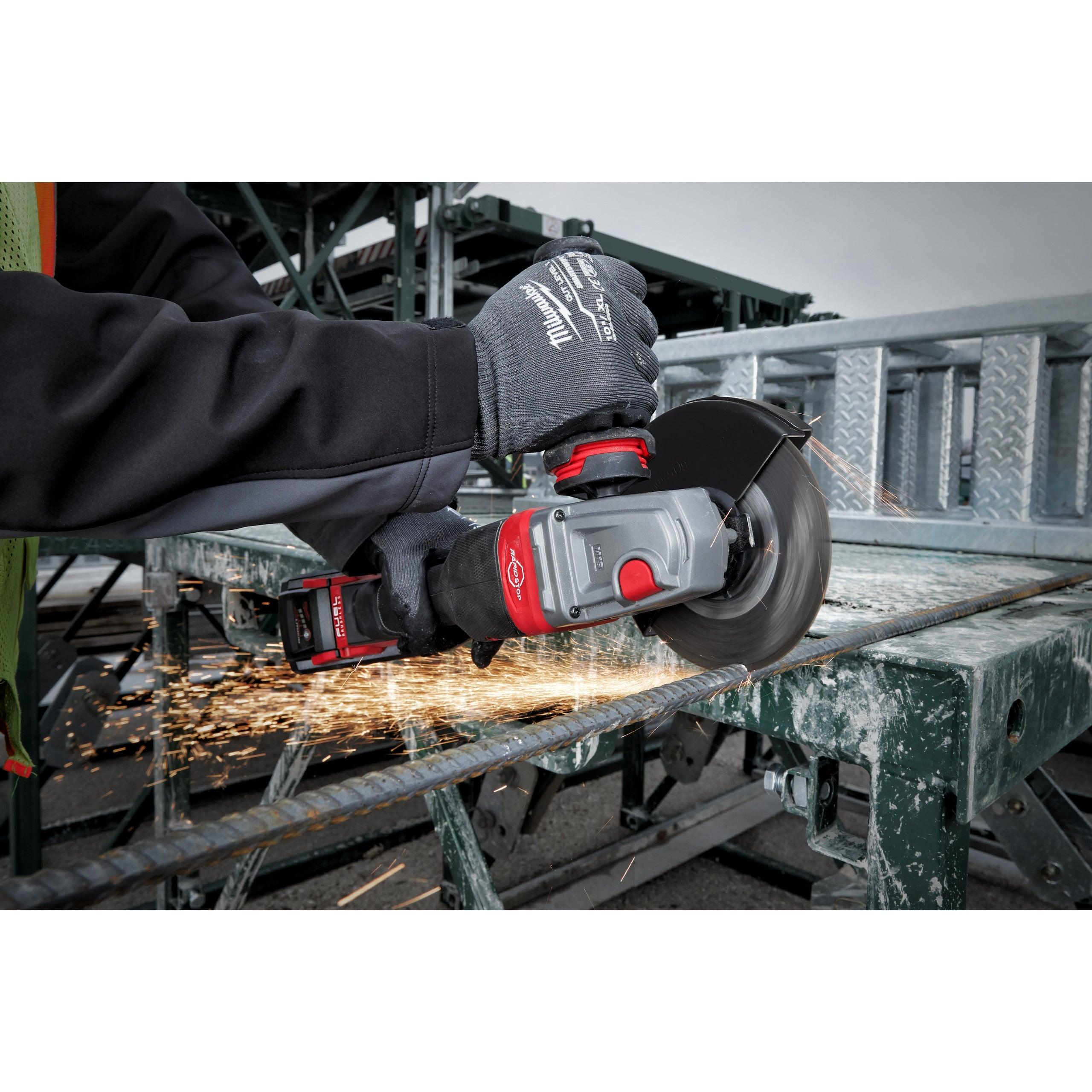 Polizor unghiular de înaltă performanță, de 125 mm, cu frânare, cu comutator tip clapetă, M18 FUEL™ Milwaukee M18FHSAG125XPDB-552X, cod 4933471080, 2 x M18 HB5,5 acumulator, M12-18 FC încărcător, cutie HD - BIG STORE (Dynamic Tools SRL)
