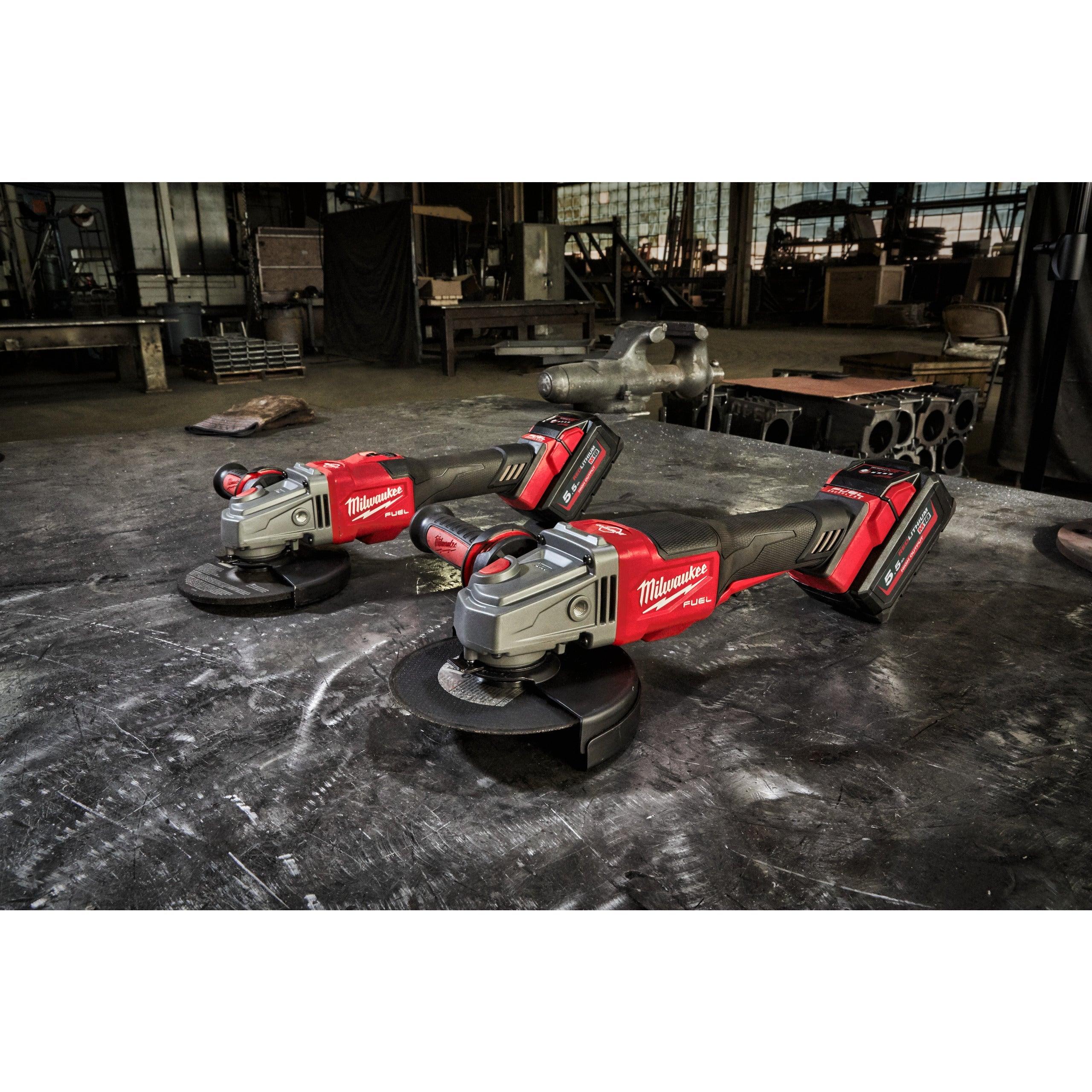 Polizor unghiular de înaltă performanță, de 125 mm, cu frânare, cu comutator tip clapetă, M18 FUEL™ Milwaukee M18FHSAG125XPDB-552X, cod 4933471080, 2 x M18 HB5,5 acumulator, M12-18 FC încărcător, cutie HD - BIG STORE (Dynamic Tools SRL)