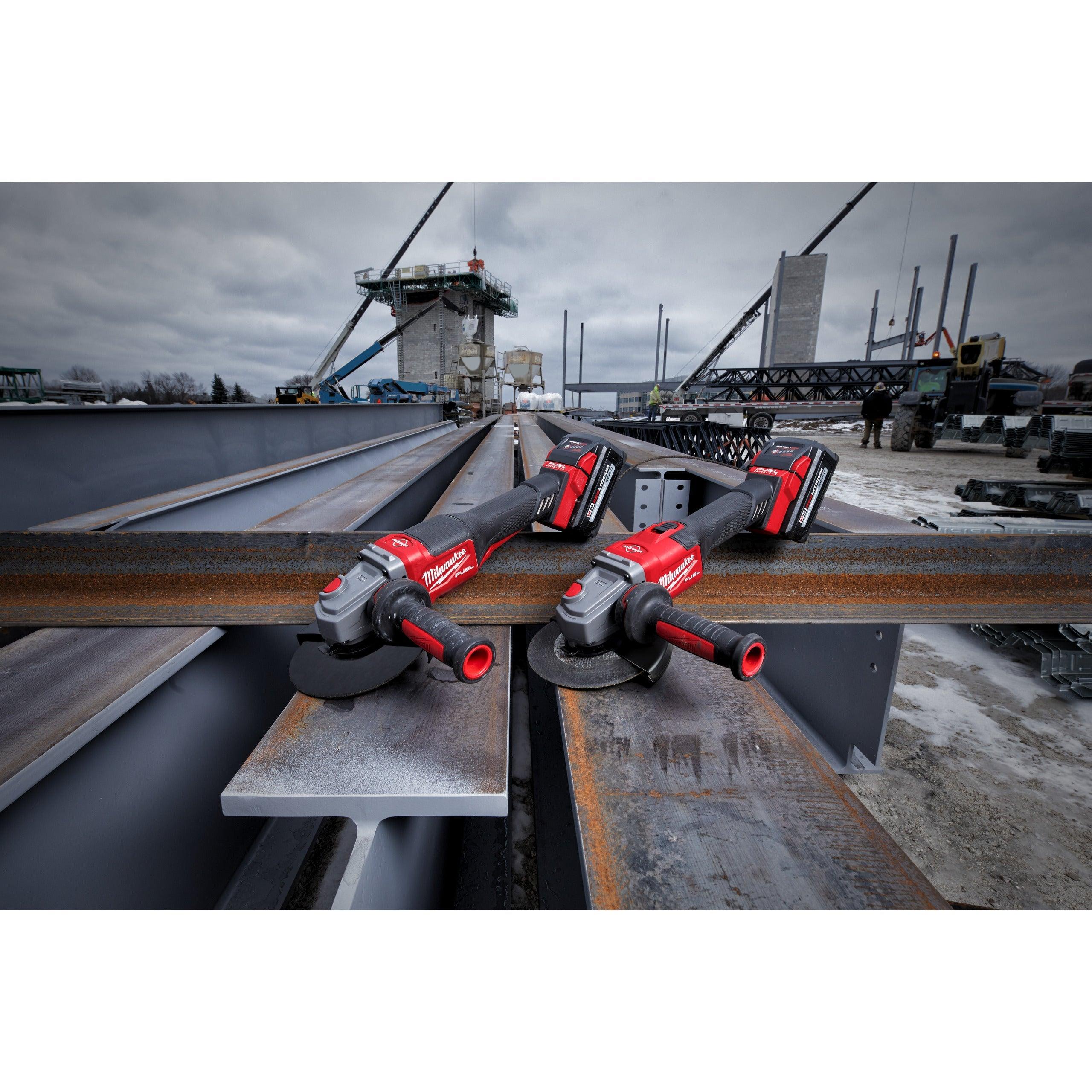 Polizor unghiular de înaltă performanță, de 125 mm, cu frânare, cu comutator tip clapetă, M18 FUEL™ Milwaukee M18FHSAG125XPDB-552X, cod 4933471080, 2 x M18 HB5,5 acumulator, M12-18 FC încărcător, cutie HD - BIG STORE (Dynamic Tools SRL)