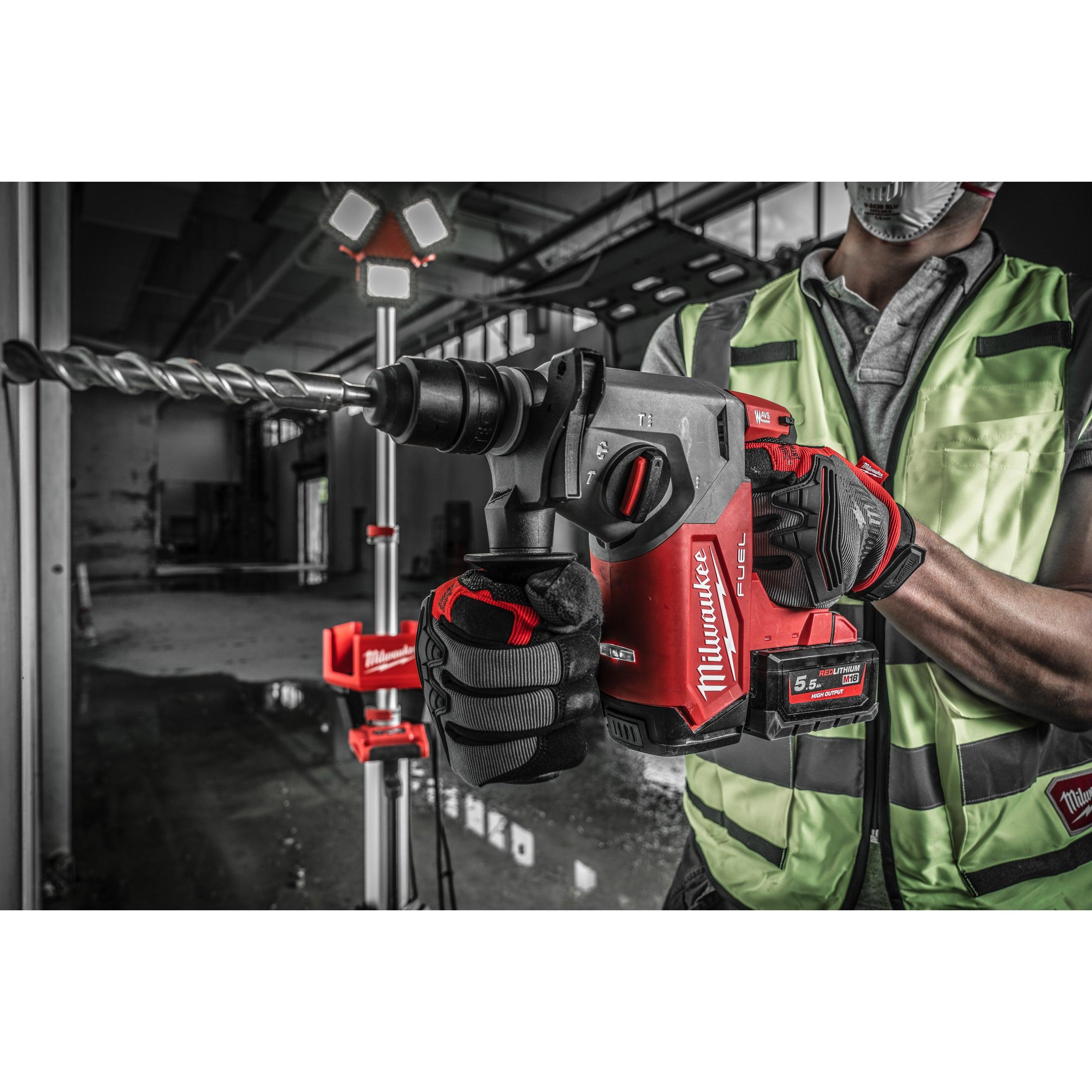 Ciocan rotopercutor SDS-Plus 26 mm cu 4 funcții și mandrină FIXTEC™ M18 FUEL™ Milwaukee M18FHX-552X, cod 4933478889, 2 x M18 HB5,5 acumulator, M12-18 FC încărcător, cutie HD - BIG STORE (Dynamic Tools SRL)