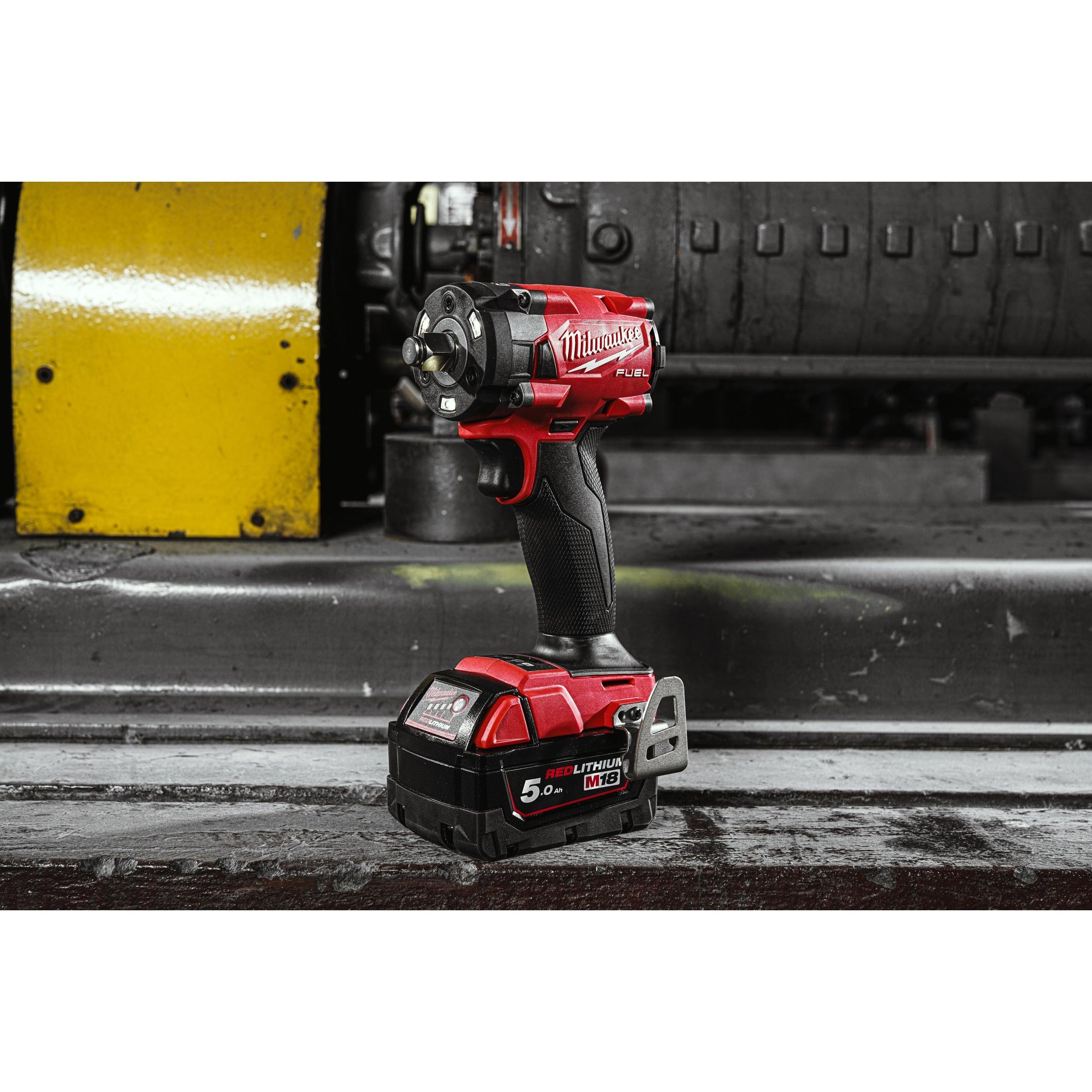 Cheie de impact Milwaukee 1/2″ 339Nm 18V M18FIW2F12-502X, M18 FUEL™ compactă cu inel de fixare, cod 4933478444, 2 x M18 B5 acumulator, M12-18 FC încărcător, cutie HD - BIG STORE (Dynamic Tools SRL)