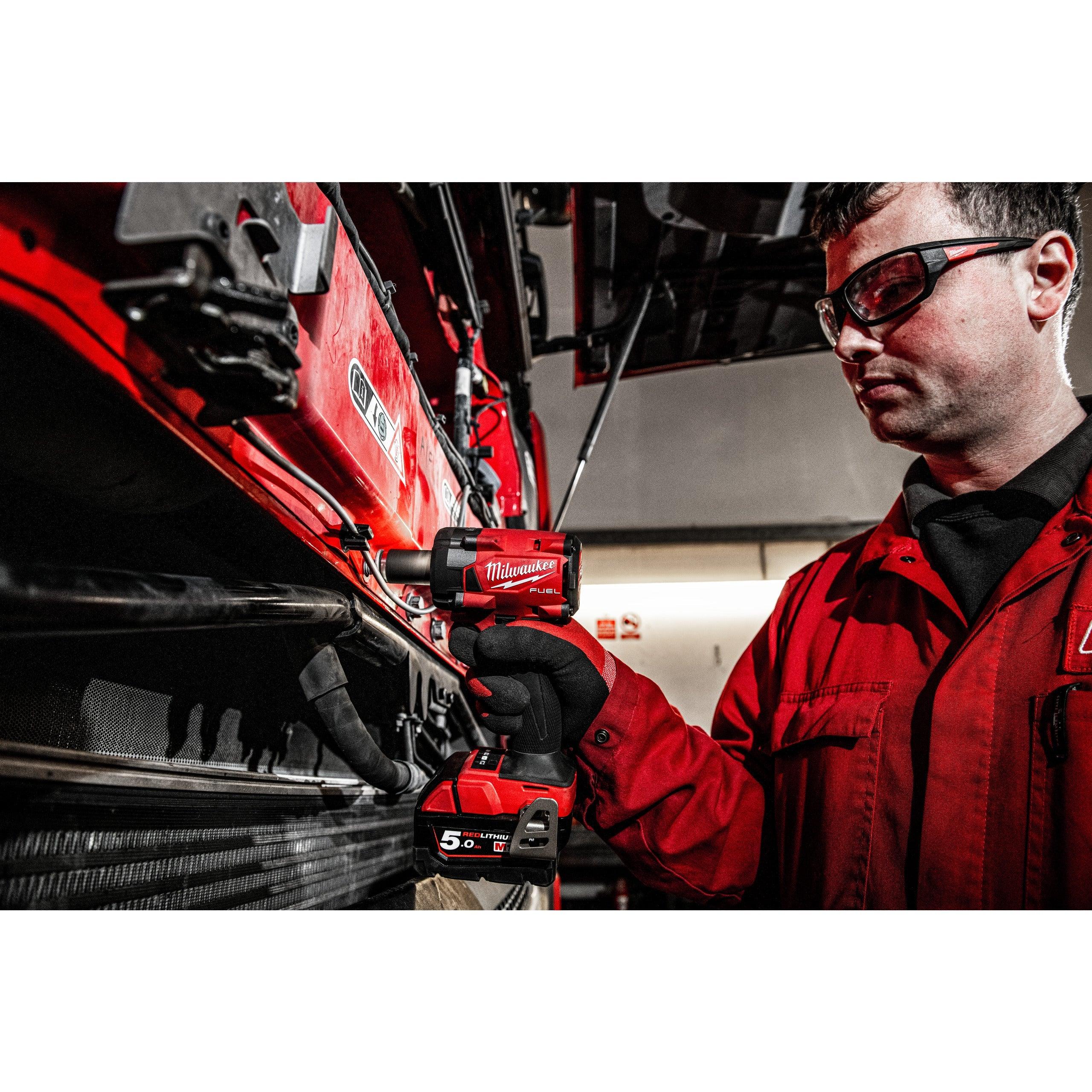 Cheie de impact Milwaukee 1/2″ 339Nm 18V M18FIW2P12-502X, M18 FUEL™ compactă cu pin de blocare, cod 4933478447, 2 x M18 B5 acumulator, M12-18 FC încărcător, cutie HD - BIG STORE (Dynamic Tools SRL)