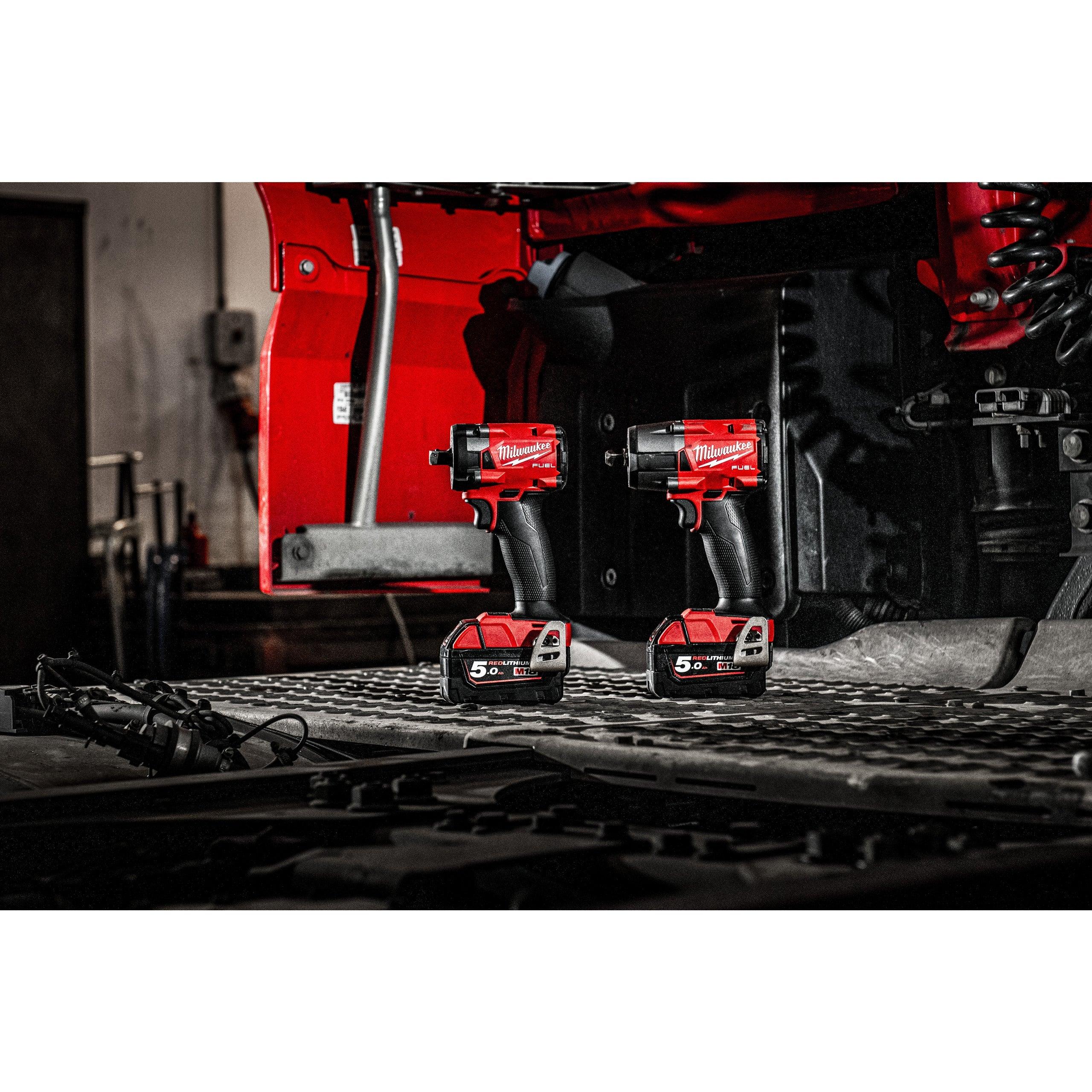 Cheie de impact Milwaukee 1/2″ 339Nm 18V M18FIW2P12-502X, M18 FUEL™ compactă cu pin de blocare, cod 4933478447, 2 x M18 B5 acumulator, M12-18 FC încărcător, cutie HD - BIG STORE (Dynamic Tools SRL)