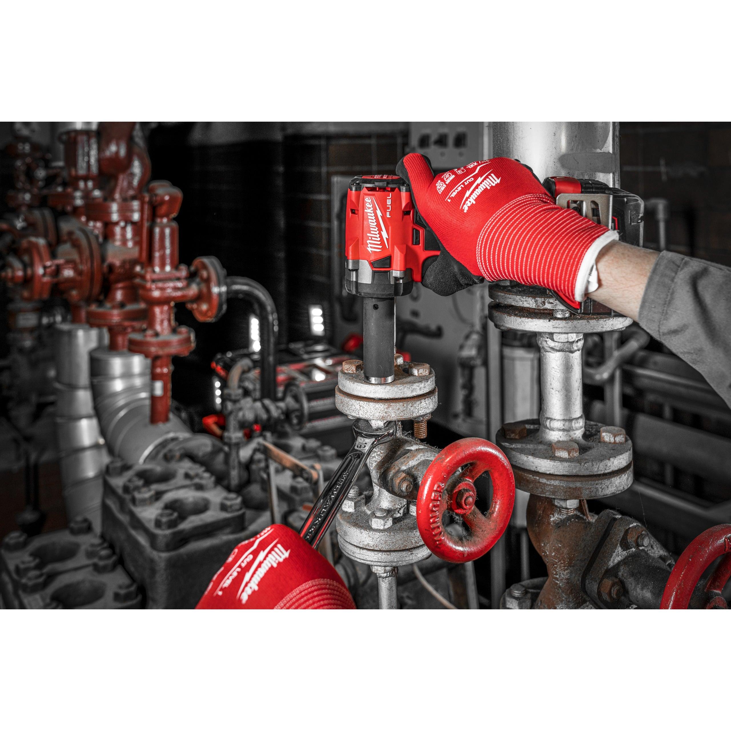Cheie de impact Milwaukee 1/2″ 339Nm 18V M18FIW2P12-502X, M18 FUEL™ compactă cu pin de blocare, cod 4933478447, 2 x M18 B5 acumulator, M12-18 FC încărcător, cutie HD - BIG STORE (Dynamic Tools SRL)