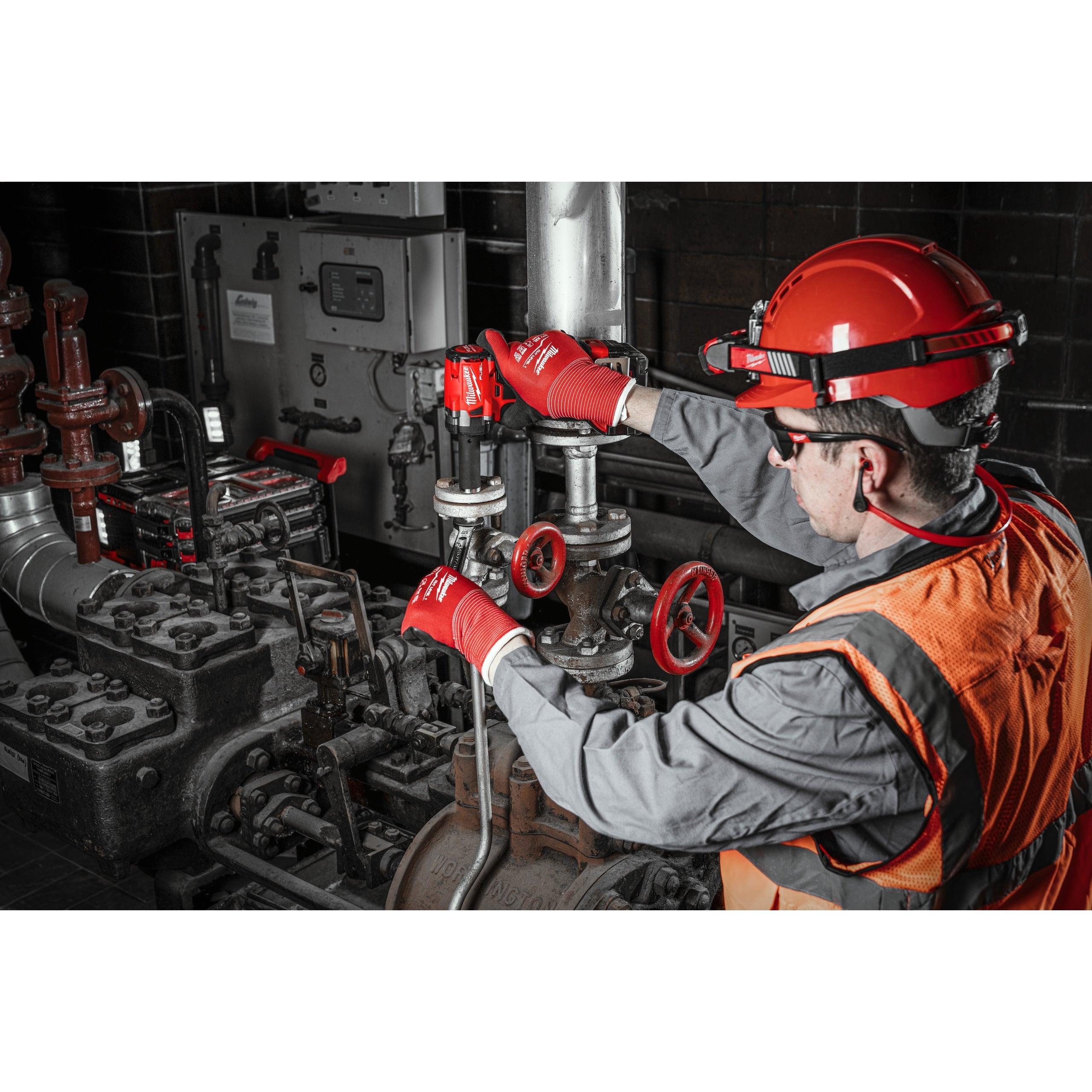 Cheie de impact Milwaukee 1/2″ 339Nm 18V M18FIW2P12-502X, M18 FUEL™ compactă cu pin de blocare, cod 4933478447, 2 x M18 B5 acumulator, M12-18 FC încărcător, cutie HD - BIG STORE (Dynamic Tools SRL)