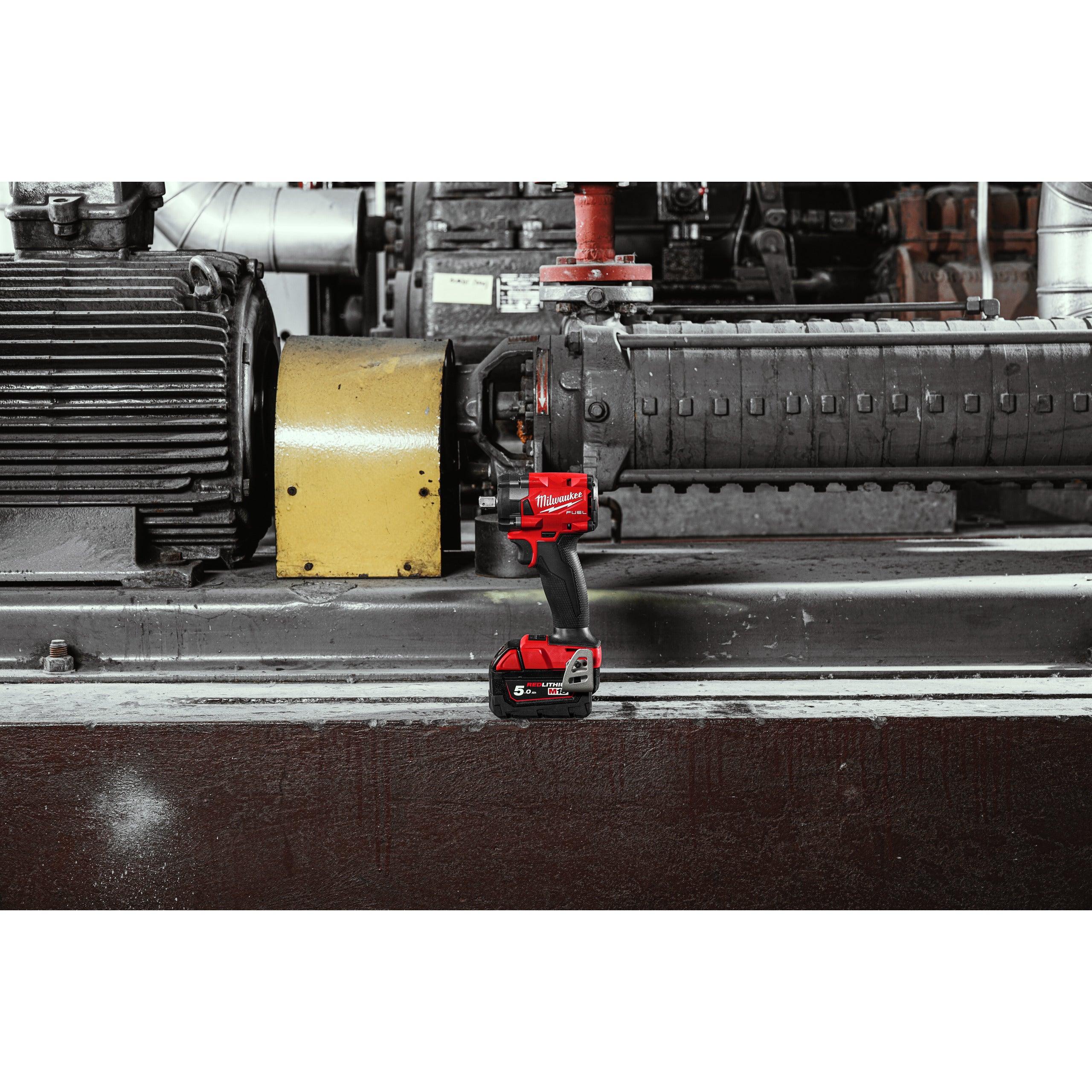 Cheie de impact Milwaukee 1/2″ 339Nm 18V M18FIW2P12-502X, M18 FUEL™ compactă cu pin de blocare, cod 4933478447, 2 x M18 B5 acumulator, M12-18 FC încărcător, cutie HD - BIG STORE (Dynamic Tools SRL)