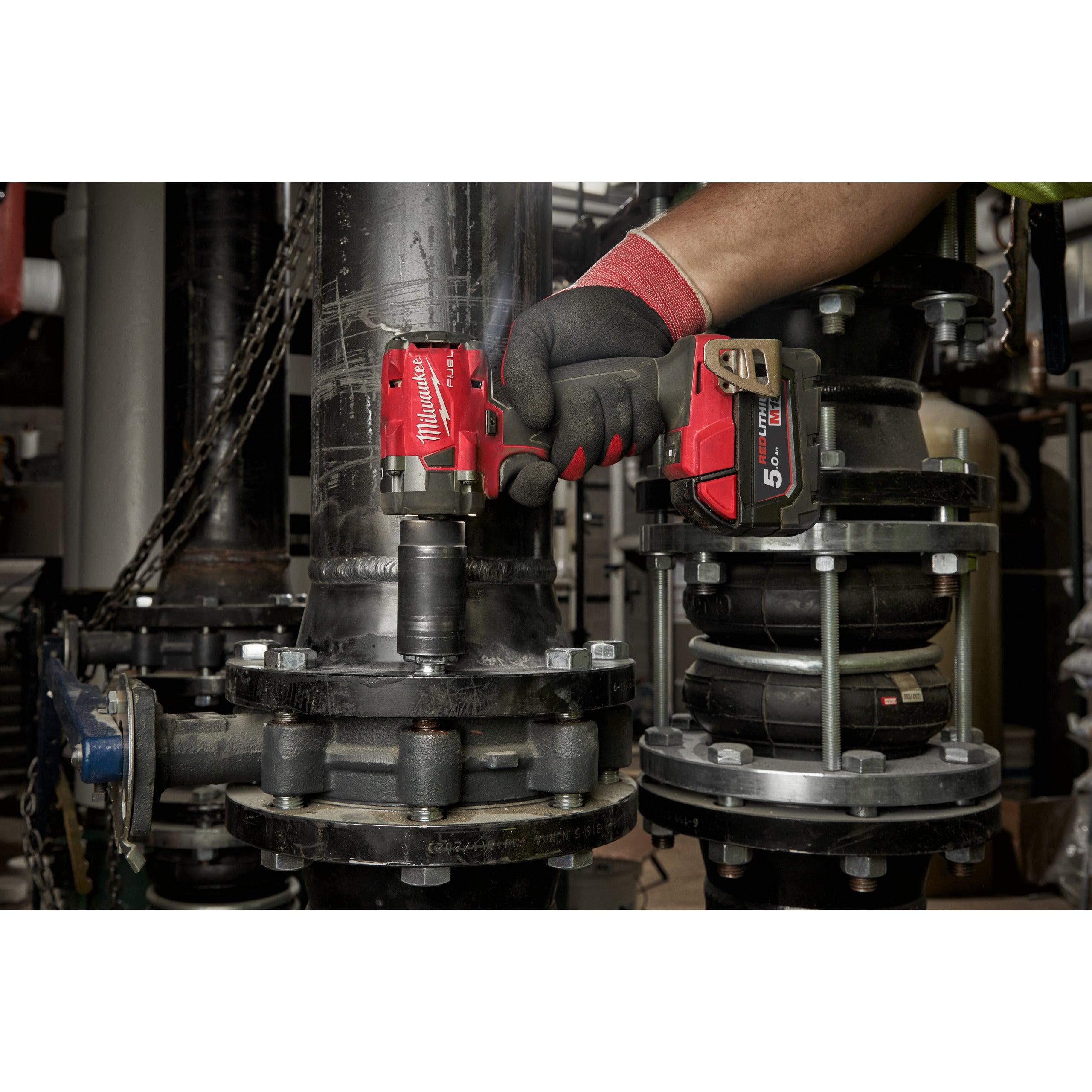 Cheie de impact Milwaukee 1/2″ 339Nm 18V M18FIW2P12-502X, M18 FUEL™ compactă cu pin de blocare, cod 4933478447, 2 x M18 B5 acumulator, M12-18 FC încărcător, cutie HD - BIG STORE (Dynamic Tools SRL)