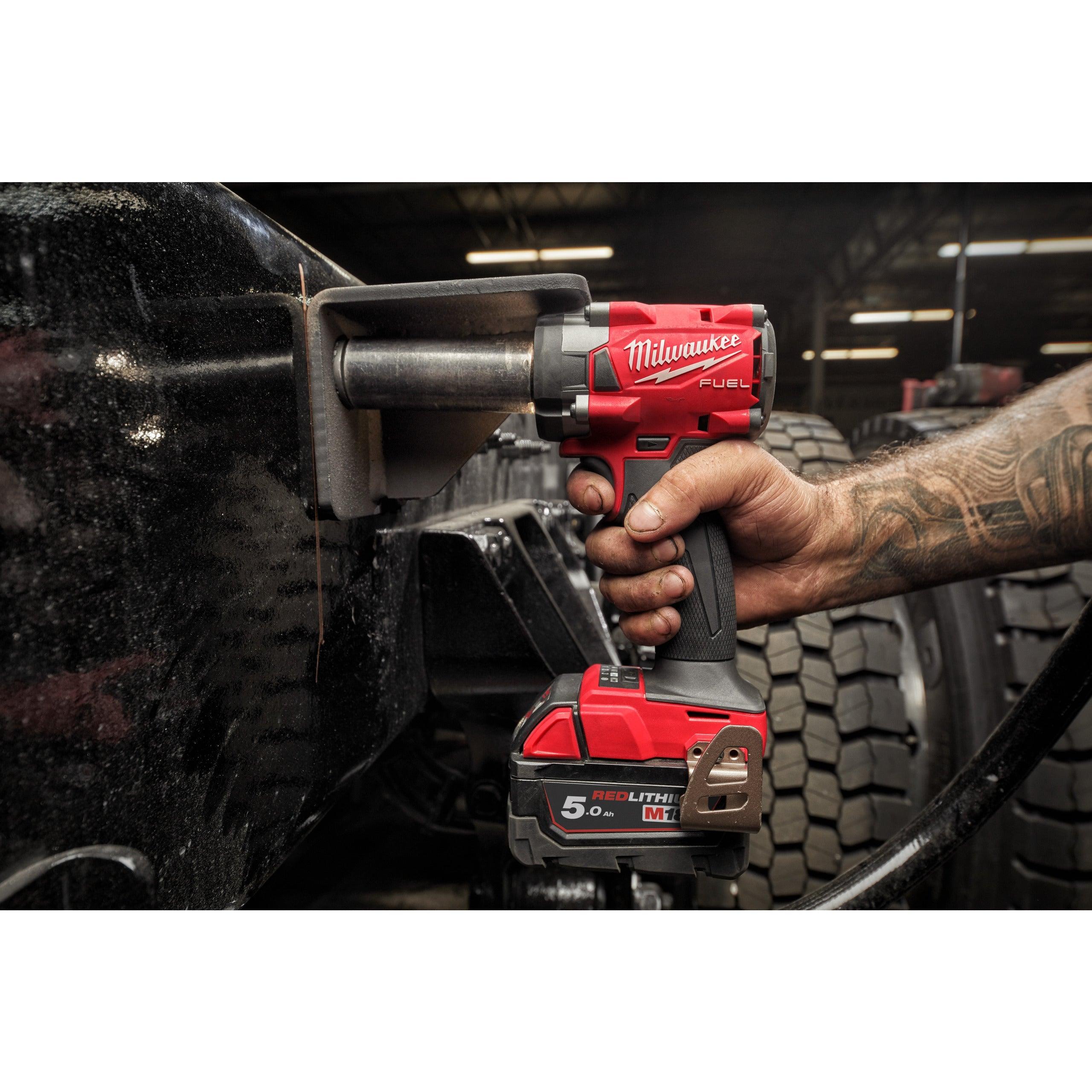 Cheie de impact Milwaukee 1/2″ 339Nm 18V M18FIW2P12-502X, M18 FUEL™ compactă cu pin de blocare, cod 4933478447, 2 x M18 B5 acumulator, M12-18 FC încărcător, cutie HD - BIG STORE (Dynamic Tools SRL)