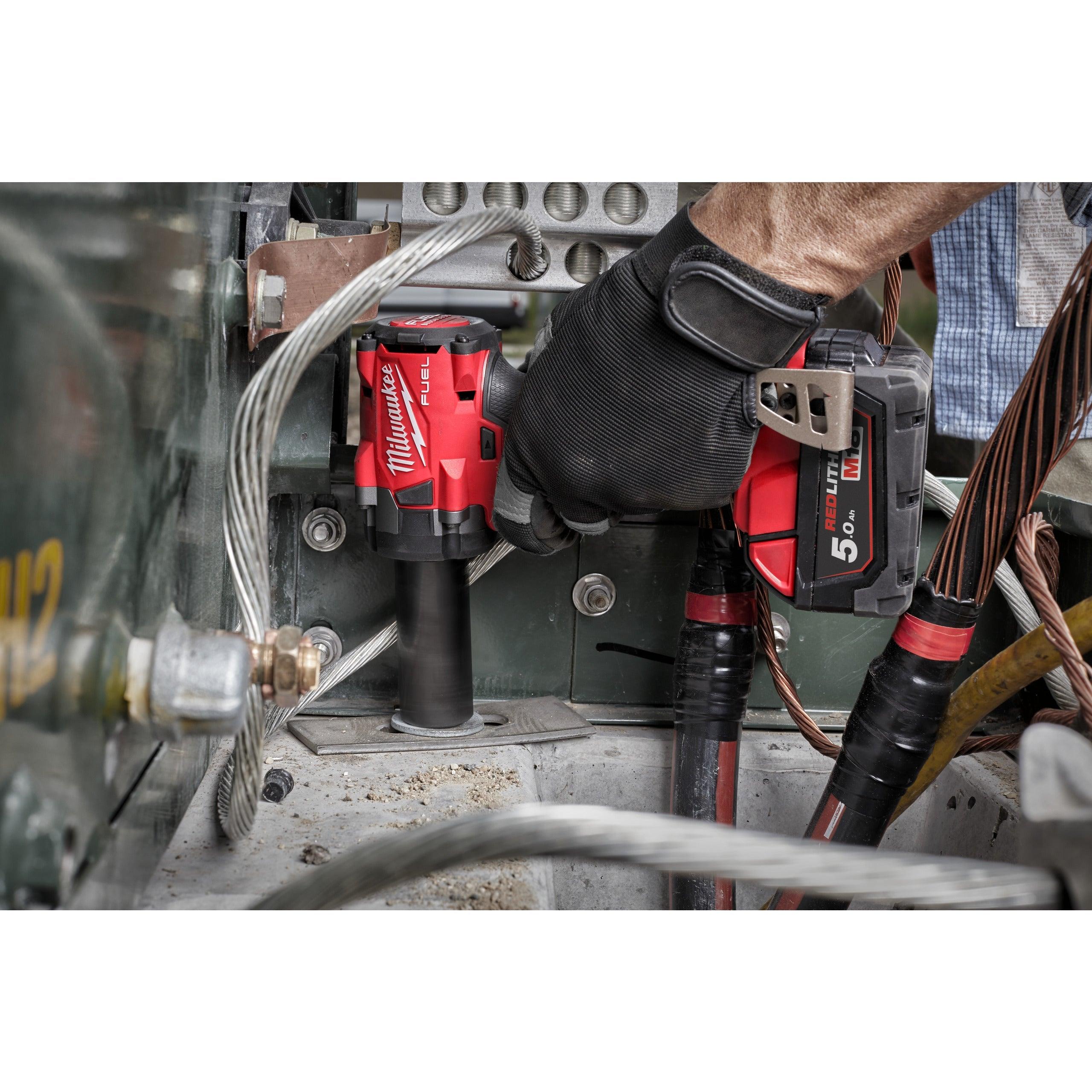 Cheie de impact Milwaukee 1/2″ 339Nm 18V M18FIW2P12-502X, M18 FUEL™ compactă cu pin de blocare, cod 4933478447, 2 x M18 B5 acumulator, M12-18 FC încărcător, cutie HD - BIG STORE (Dynamic Tools SRL)